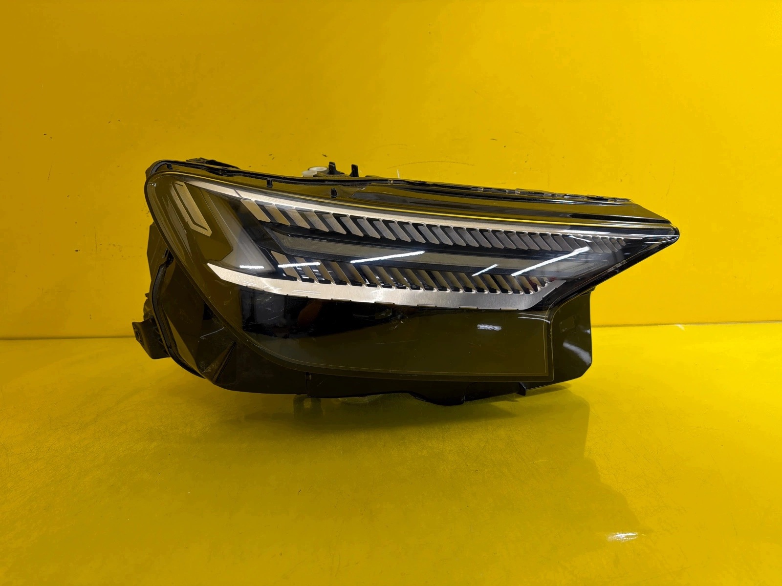 light right Audi Q4 E-Tron Matrix Full Led 89A941036M