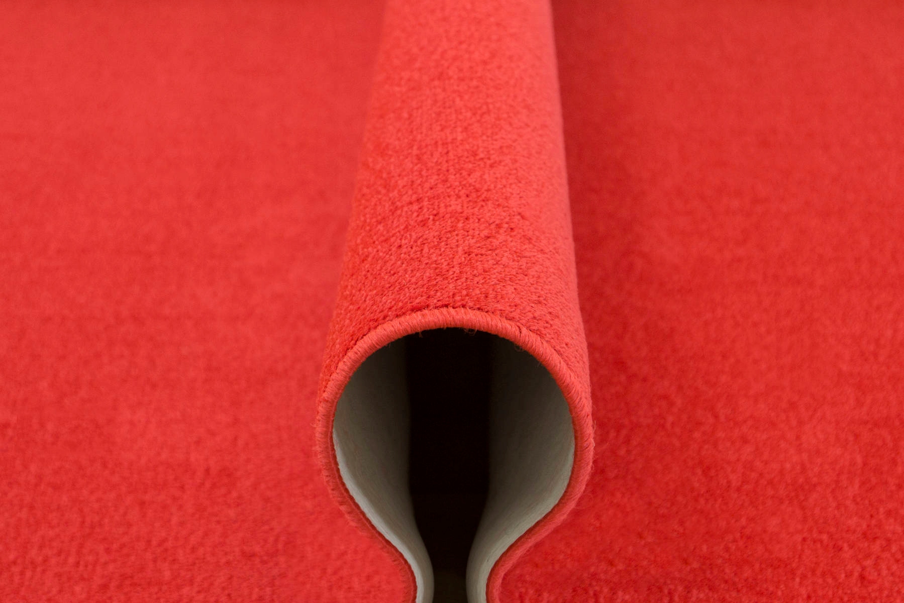 szer. 4m MIĘKKA CZERWONA WYKŁADZINA DYWANOWA Gramatura 1.4 kg/m²