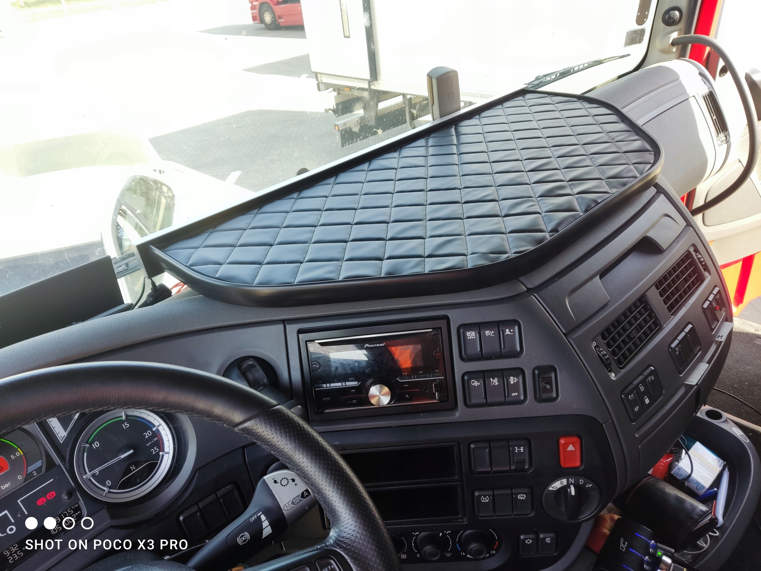 Police, stolek na kokpit Tir Daf Xf 106 Skaj.