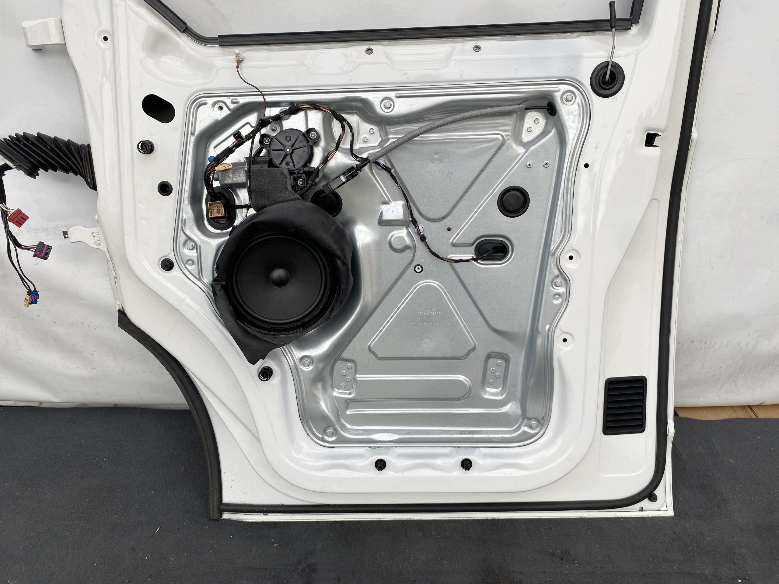 VW TRANSPORTER T6 15- door front right BIALE right front 7E5831056E