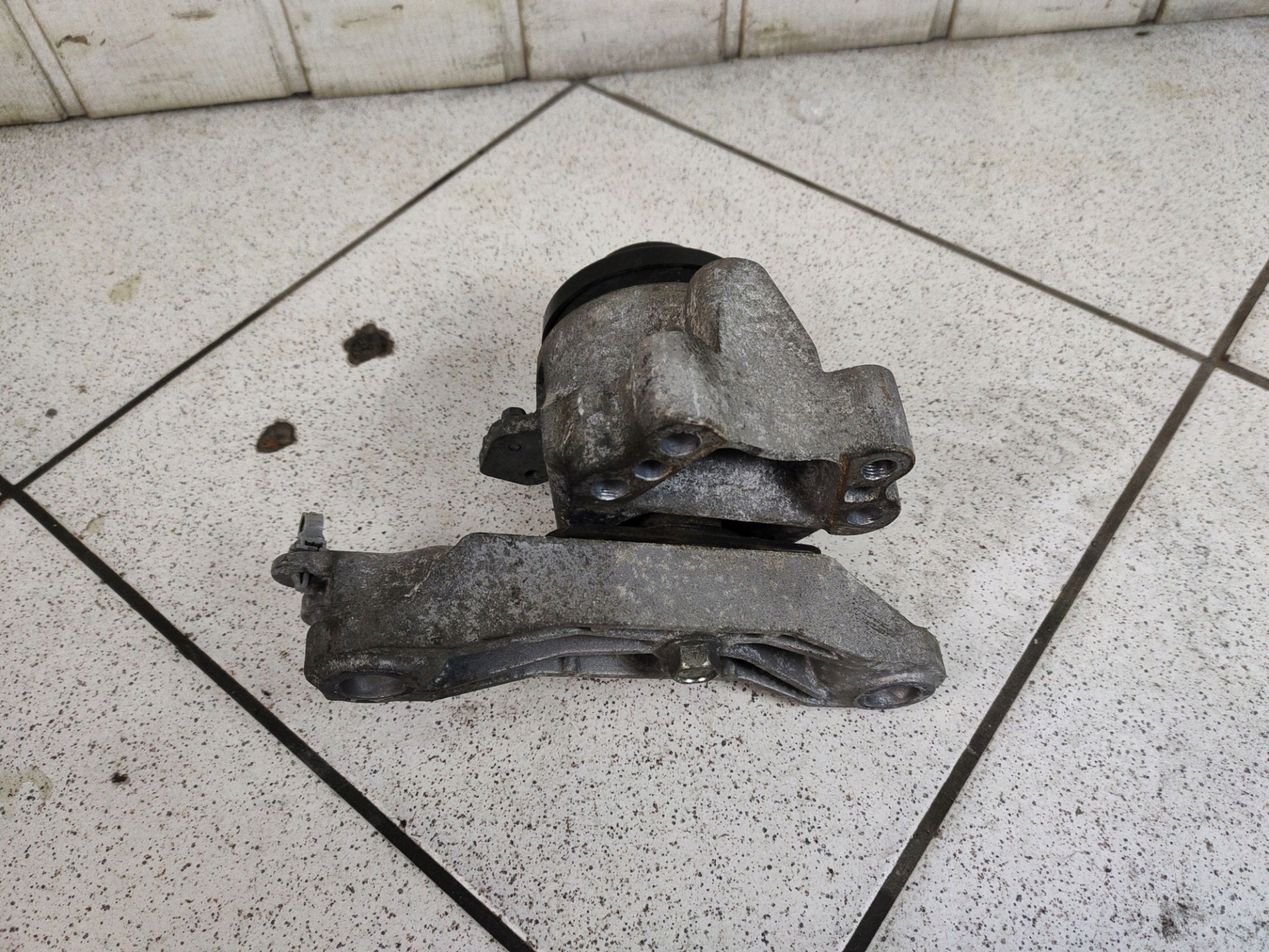 engine mount Mazda CX-9 facelift 2012
