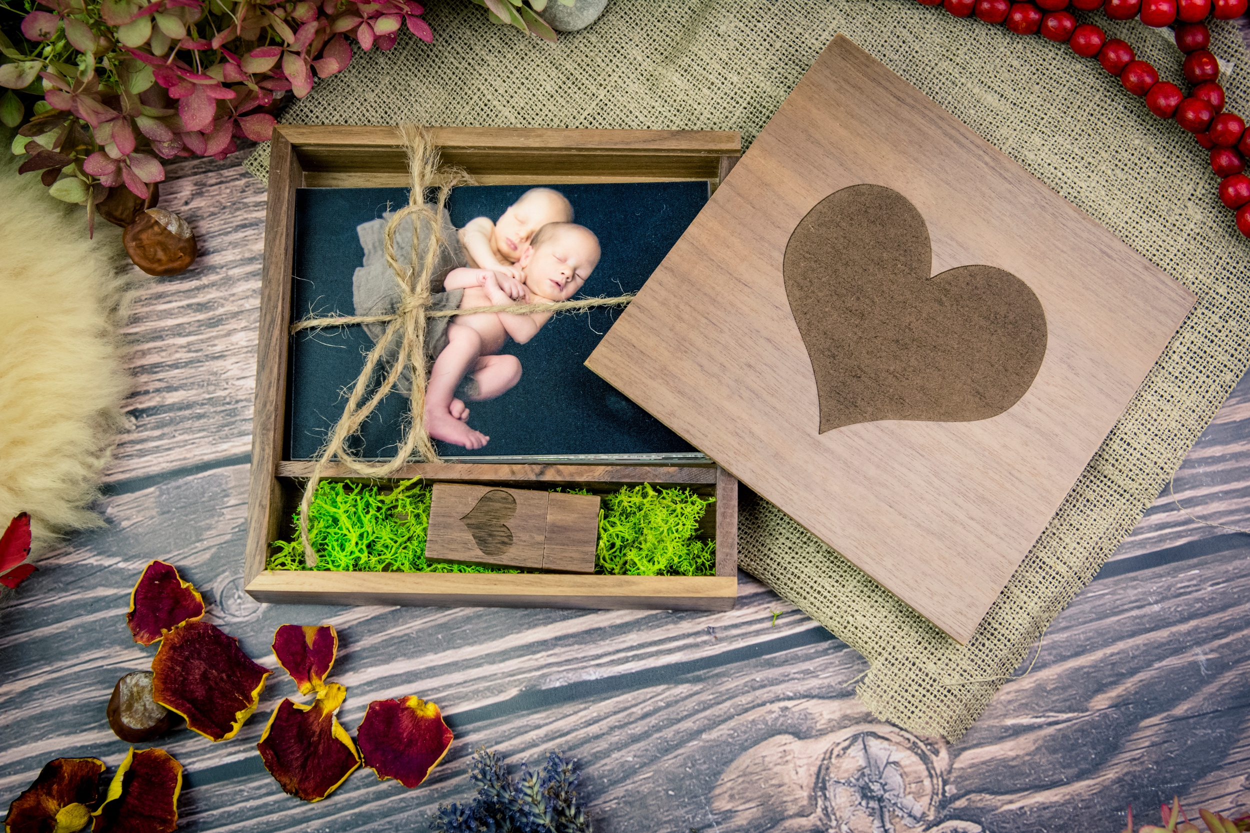 Drewniane pudełko na zdjęcia i pendrive + GRAWER Producent MemoRabbit