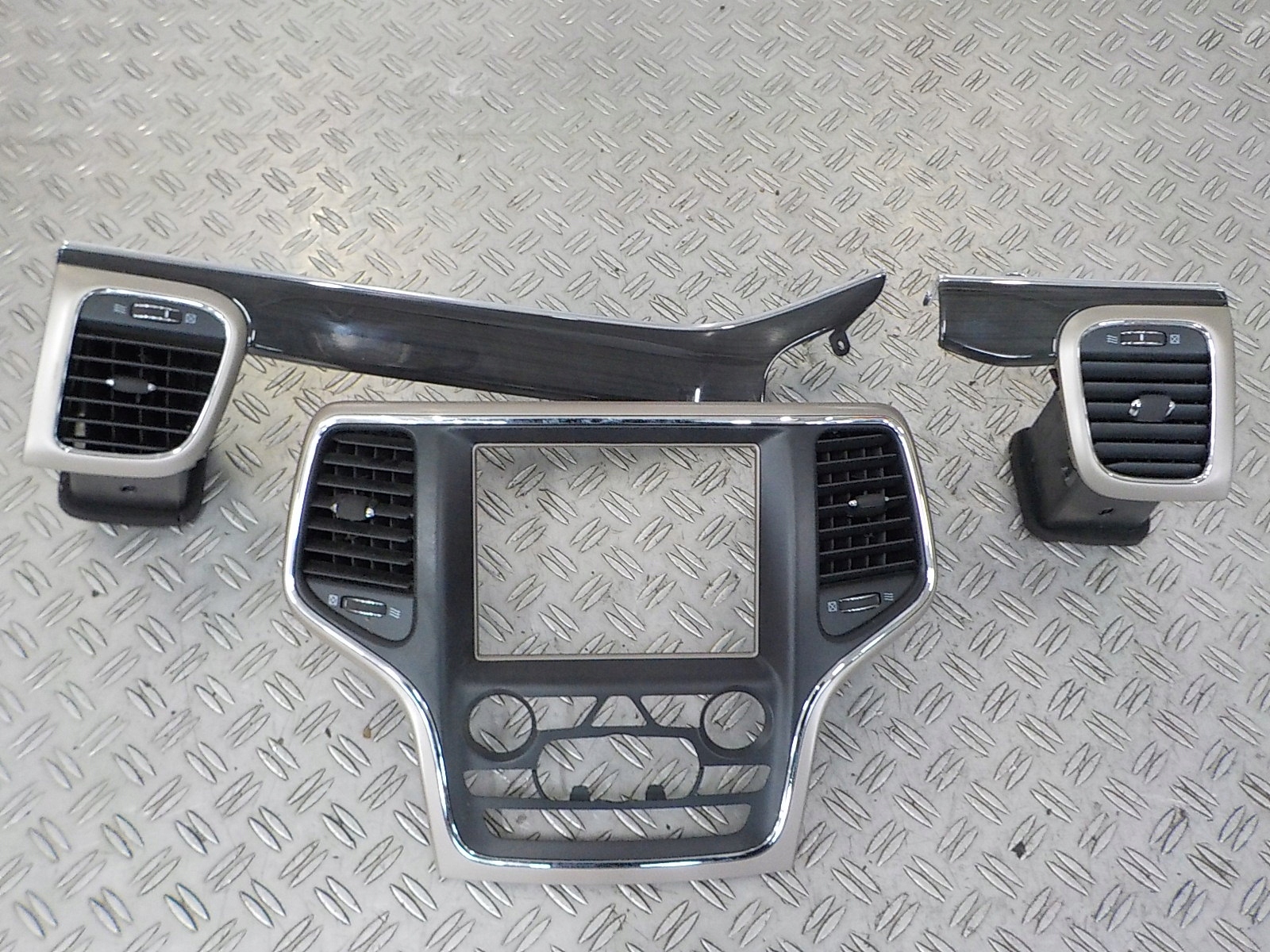 17499F - JEEP GRAND CHEROKEE WK2 ВЕНТИЛЯЦИОННАЯ РЕШЕТКА КОНСОЛИ