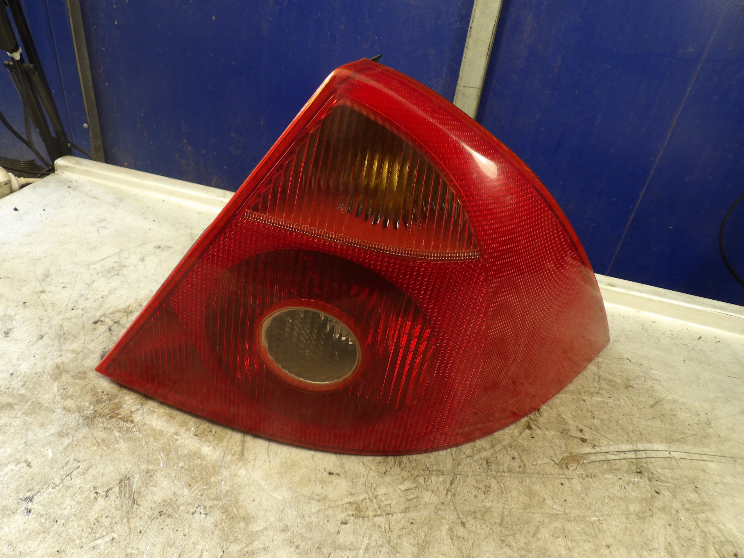 Ford Mondeo MK3 light rear right 1,8D