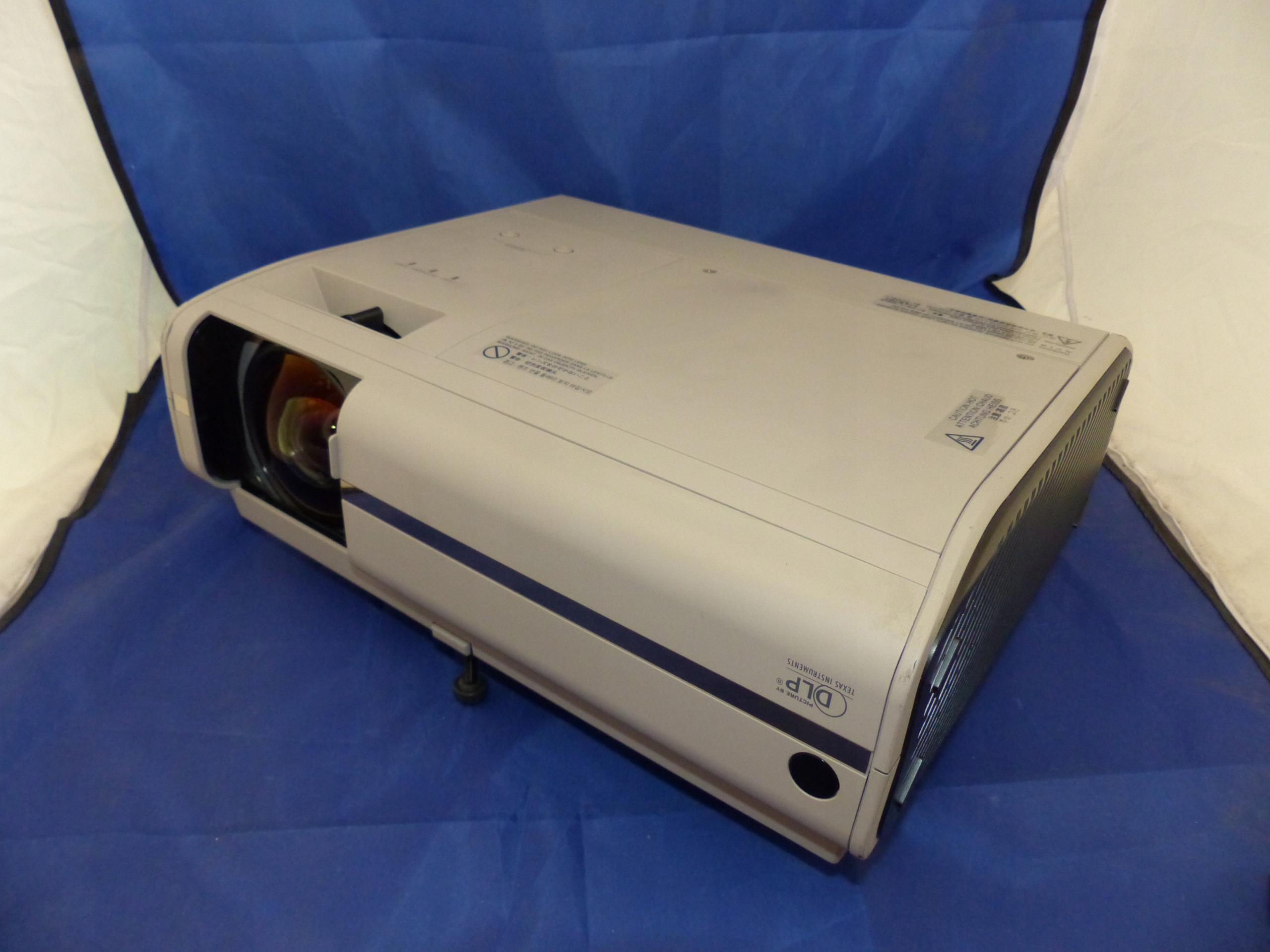 PROJEKTOR RZUTNIK TOSHIBA TDP-SB20 XBOX PS4 HDMI Marka Toshiba