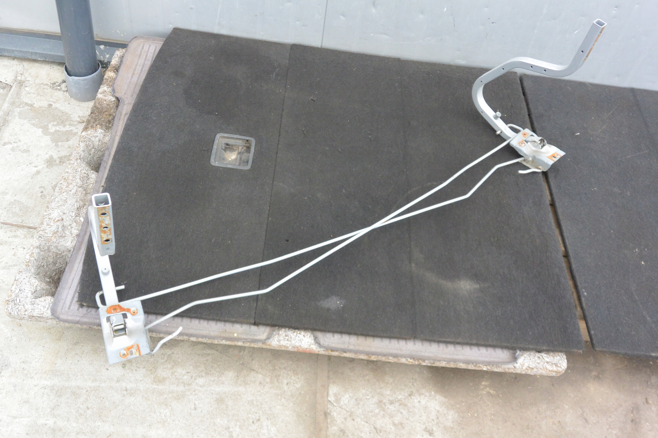 NISSAN MAXIMA A33 QX hinges bonnet damper