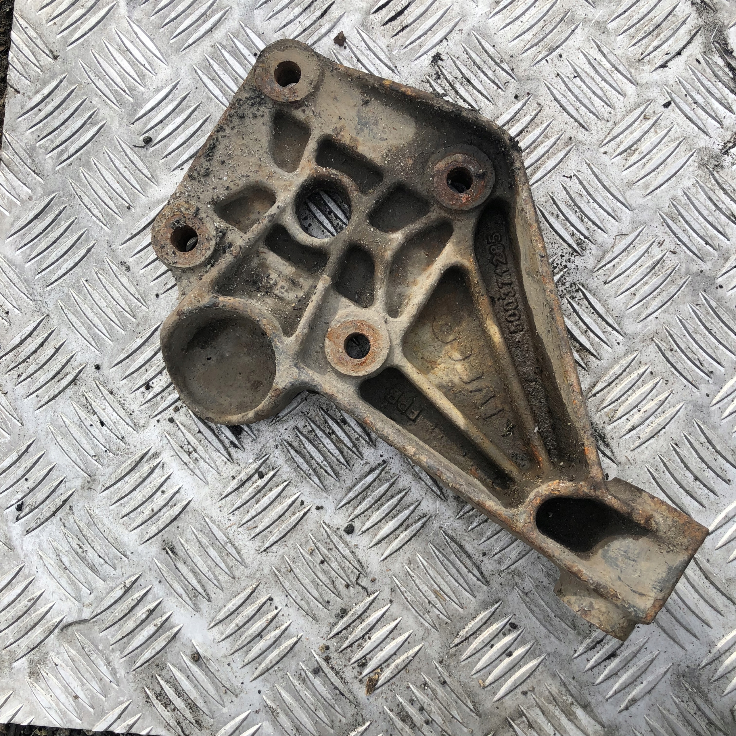 ЛАПА КРЕПЛЕНИЕ ПРУЖИНЫ IVECO DAILY 500371285