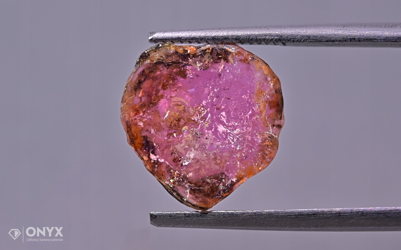 Turmalín deska nepravidelná 11,5x11 mm