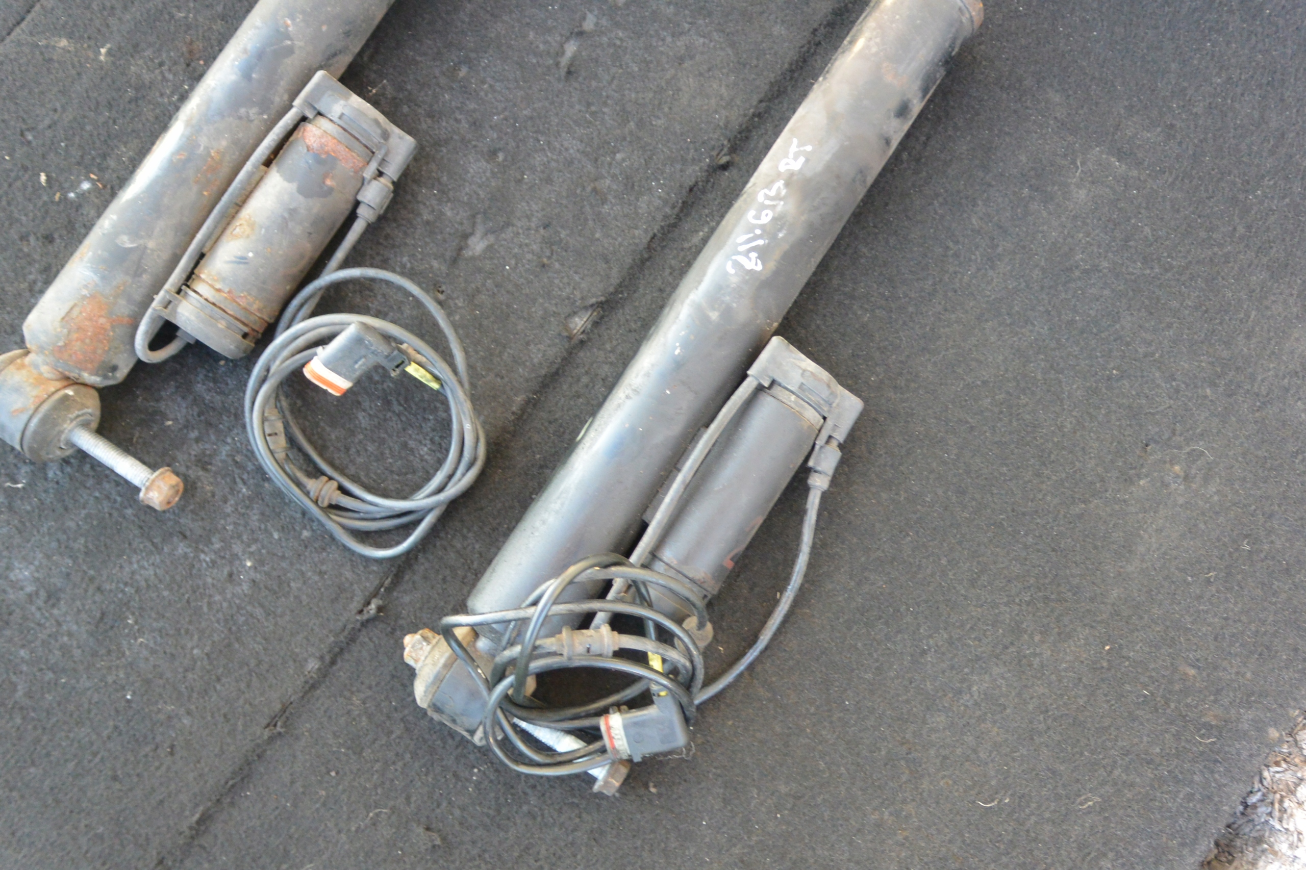 MERCEDES E55 E63 CLS55 CLS63 W211 W219 AMG shock absorber left right ABS rear part