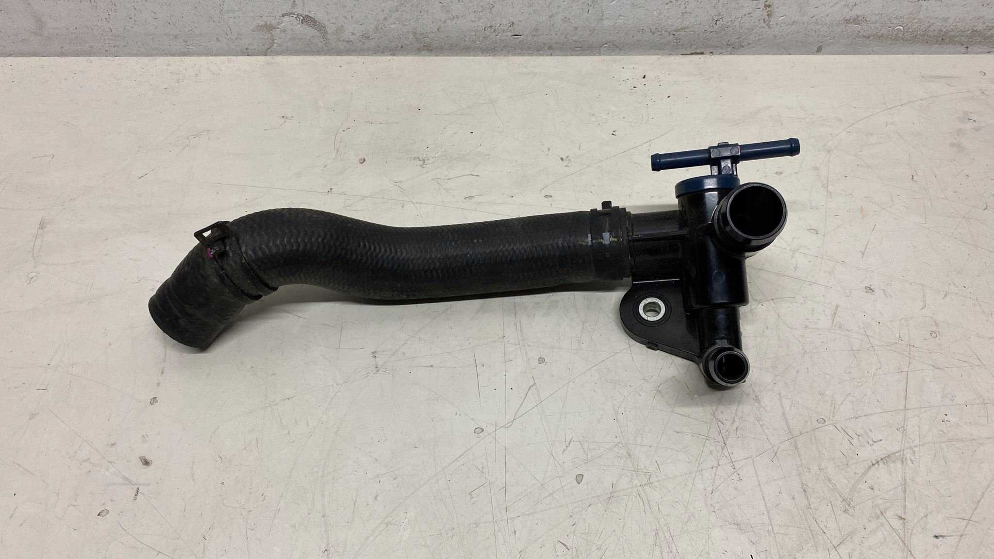 SH18-15170 - MAZDA ТРОЙНИК ШТУЦЕР КОРПУС ТЕРМОСТАТА SH1815170