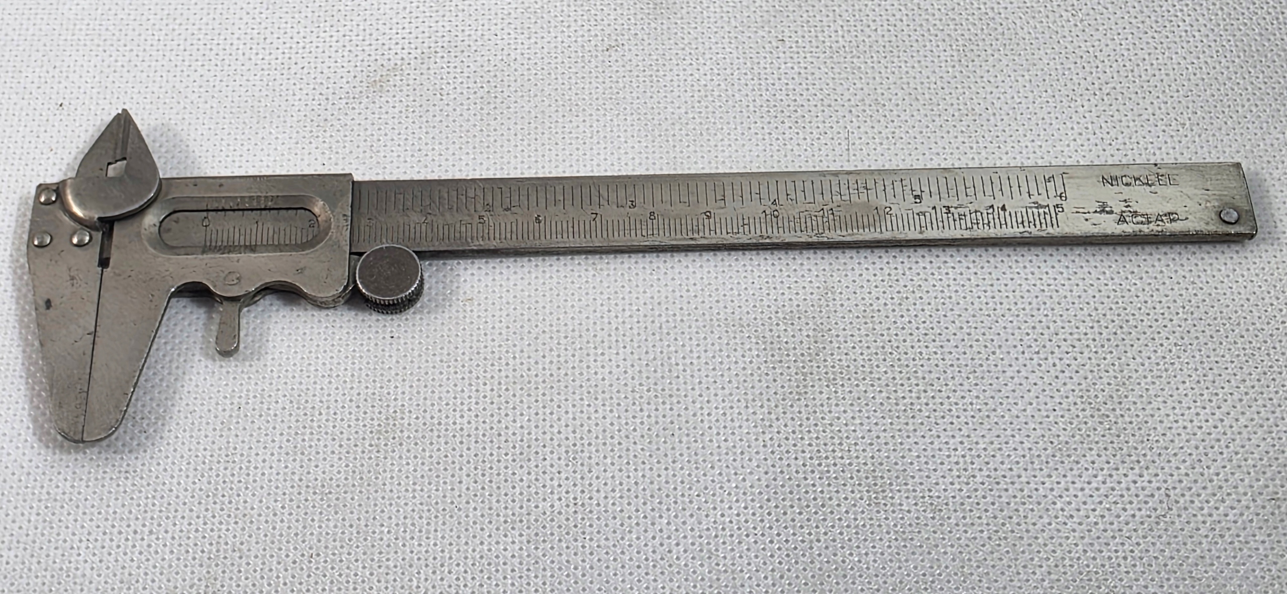 NICKEEE ACIAP STARA MAŁA SUWMIARKA 21,5CM