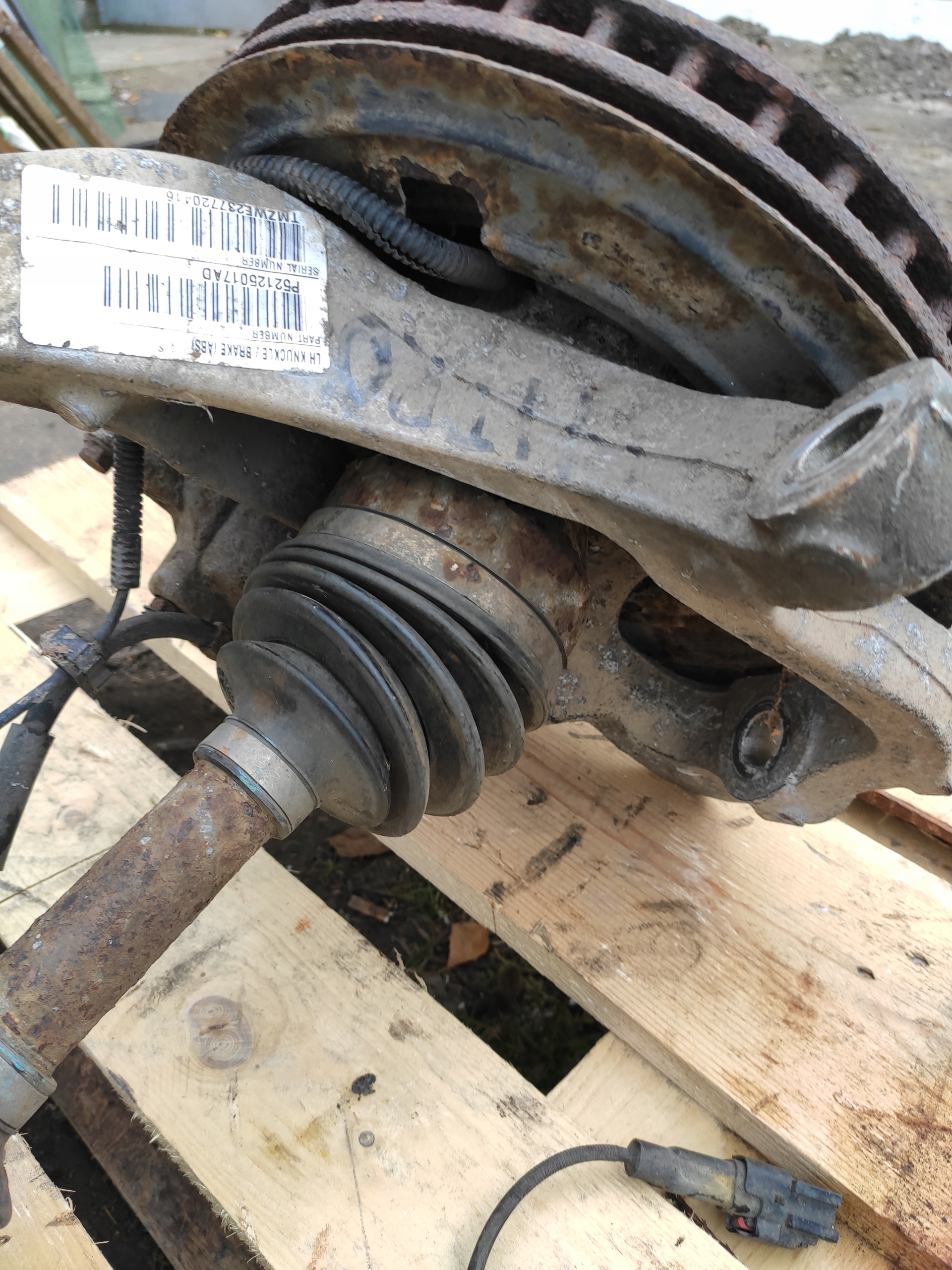 CHEROKEE LIBERTY KK 2.8 07-12r. поворотный кулак, цапфа полуось диск суппорт перед