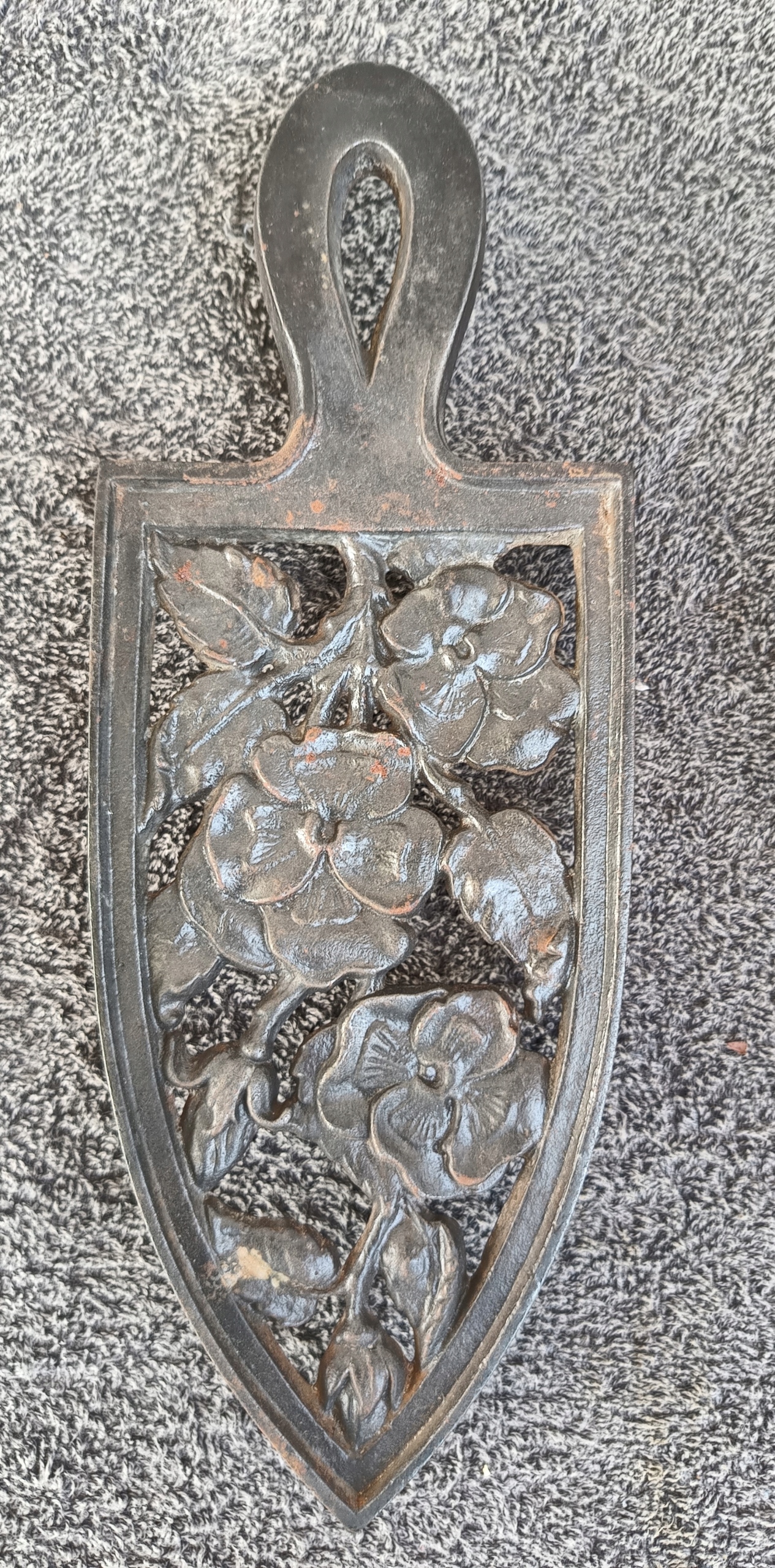 Żeliwna podstawka po żelazko