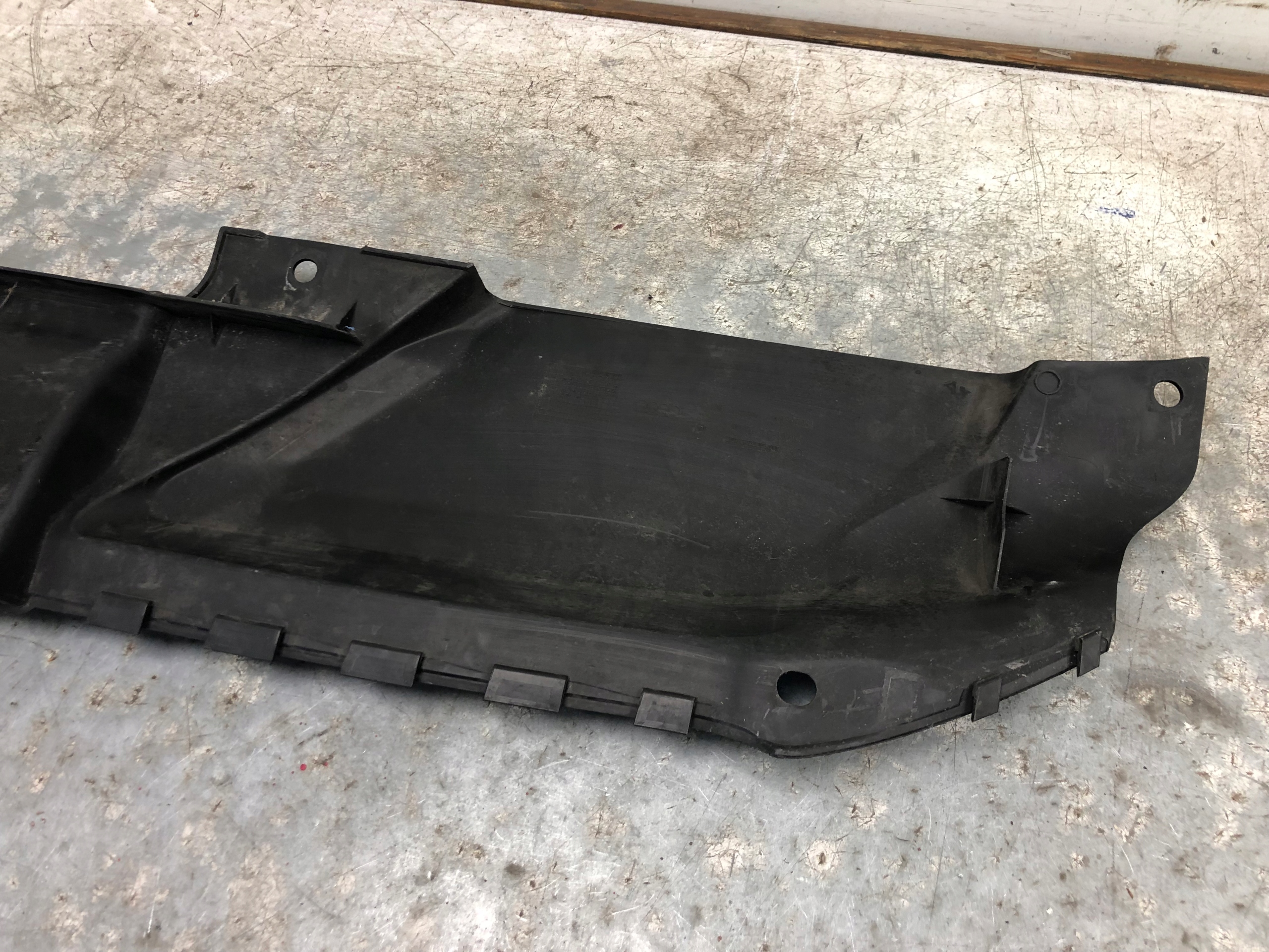 kryt stěny předního AUDI A4 B8 8K0807081