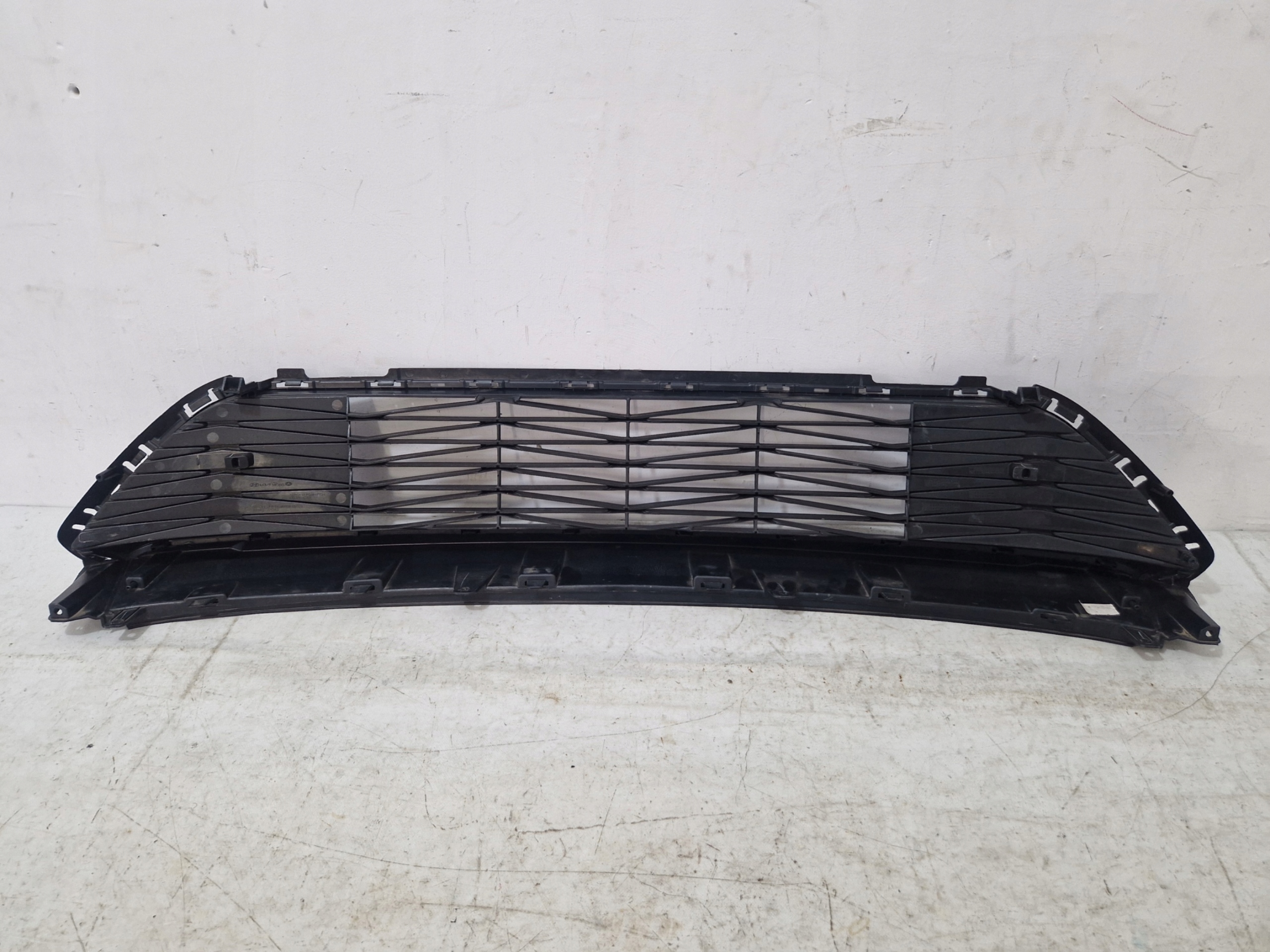 KIA CEED III LIFT - grid central of a bumper front 86560-J7DA0