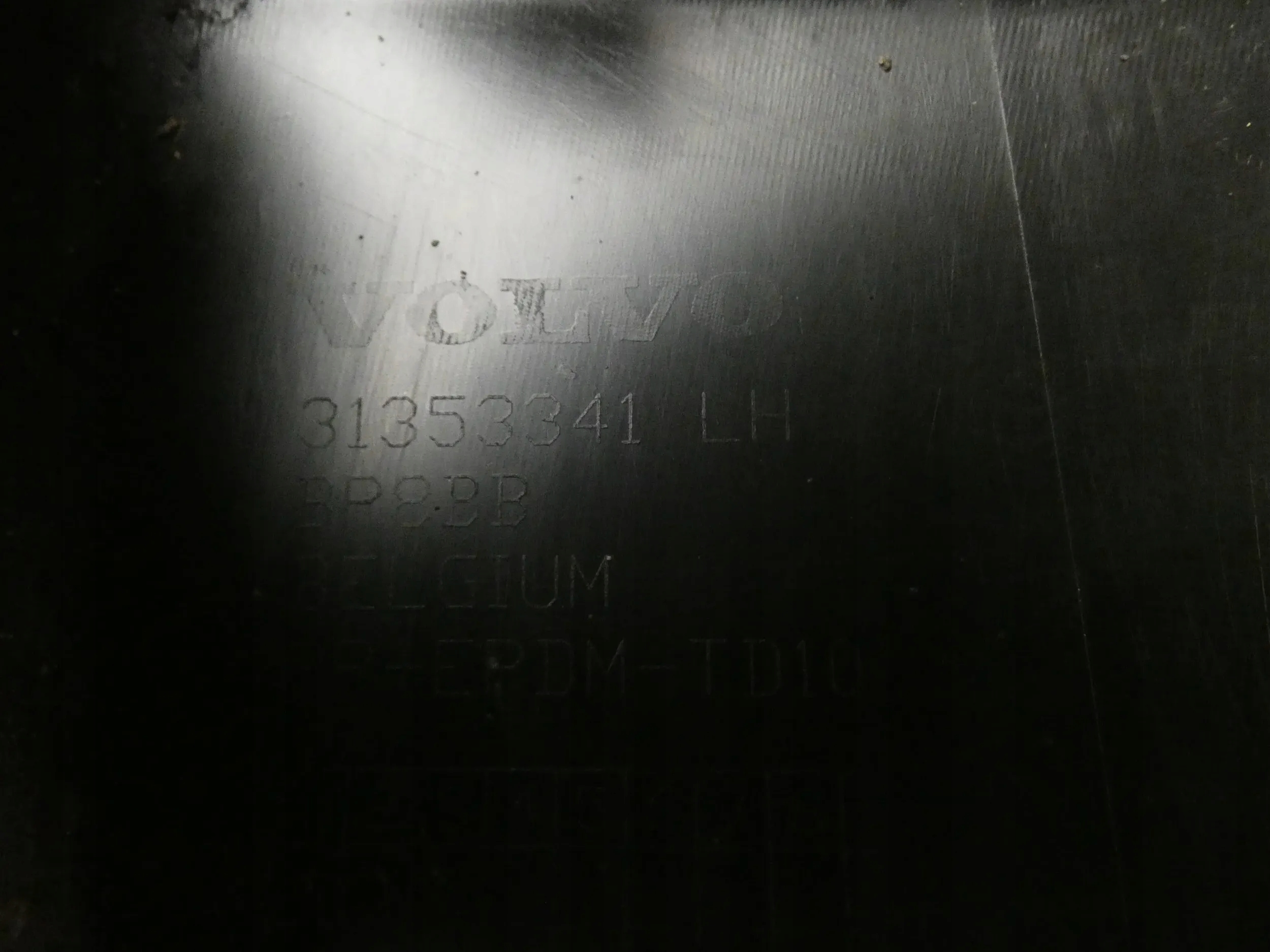 VOLVO V40 II grid corner of a bumper moulding left left front