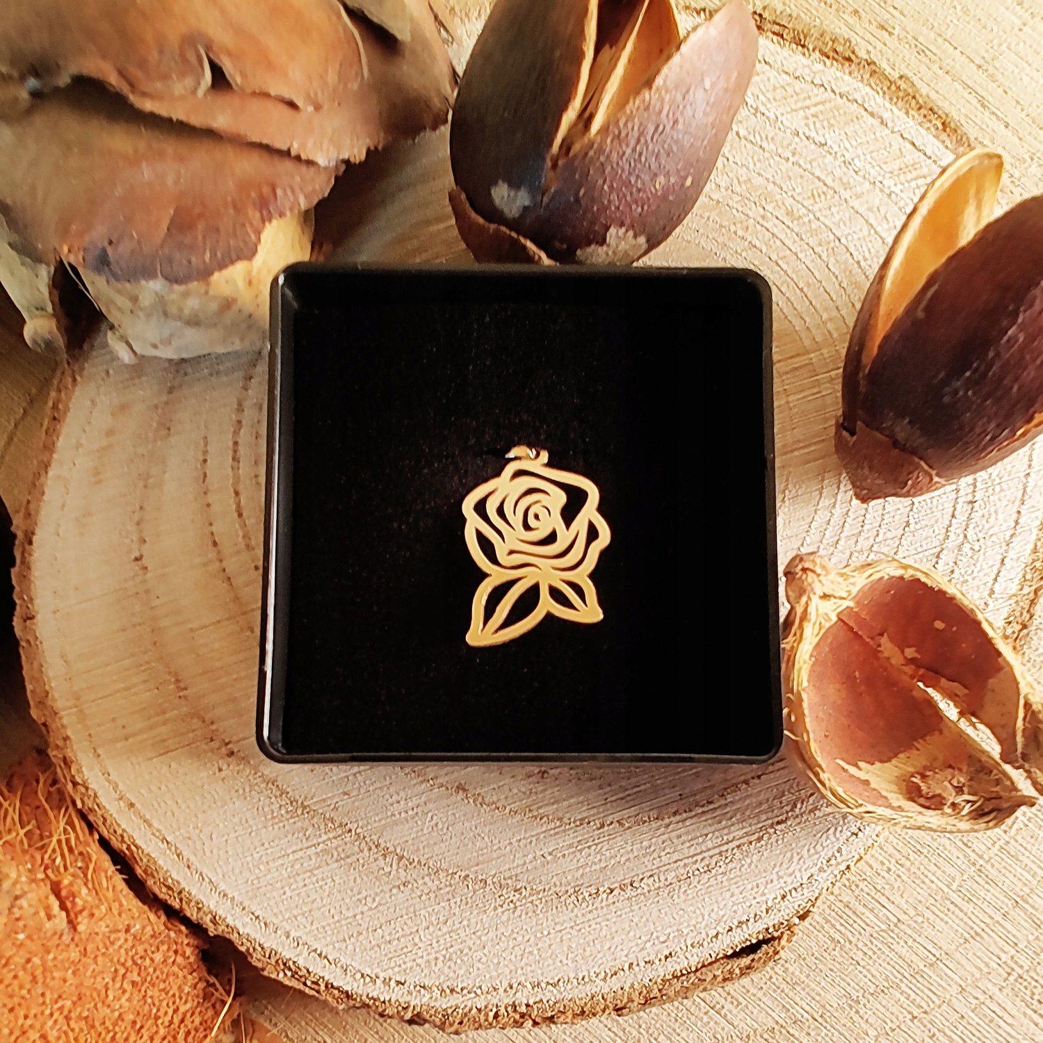 ZŁOTA ZAWIESZKA RÓŻA PR 585 Materiał złoto