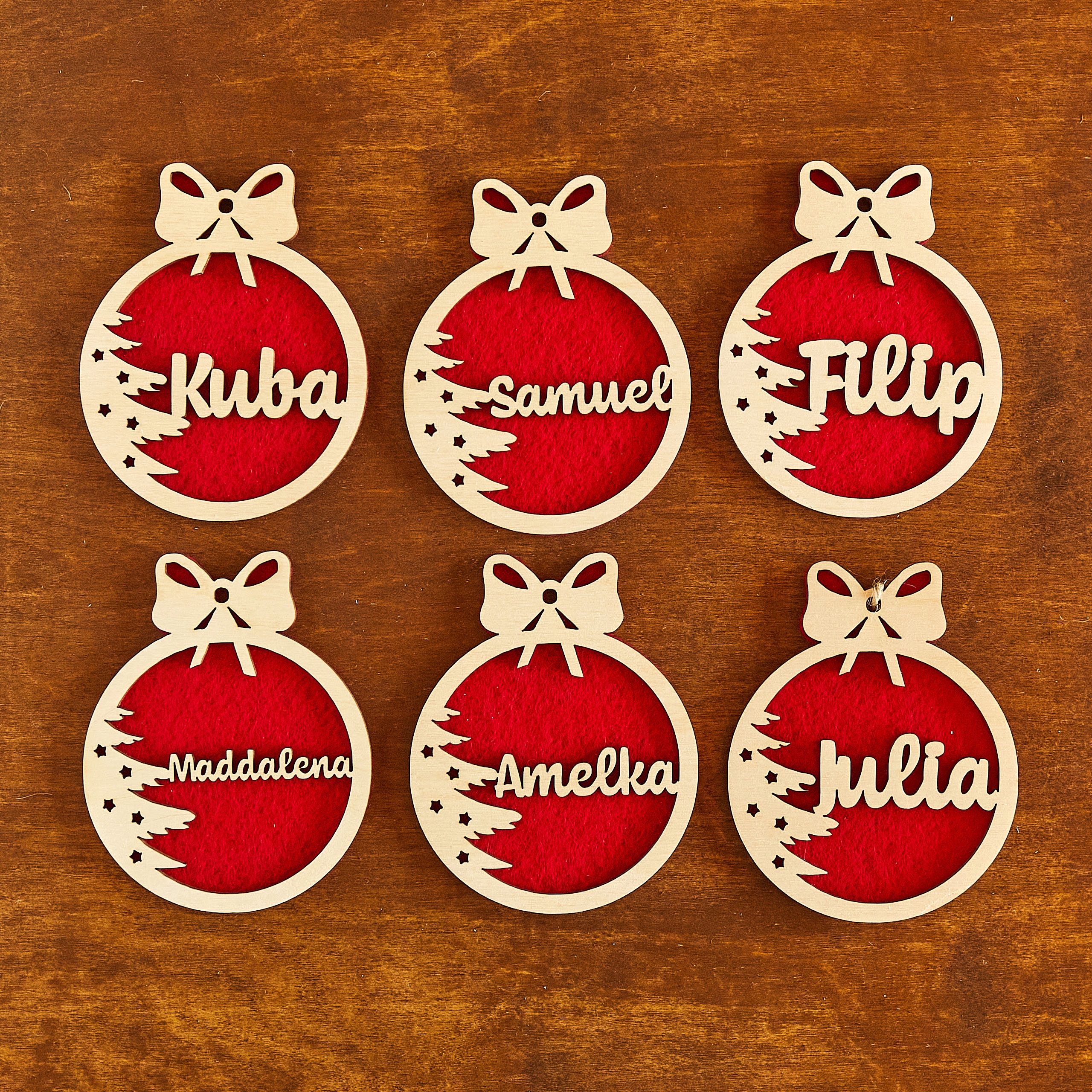 DREWNIANA BOMBKA DEKOROWANA CHOINKOWA Z IMIENIEM BOMBKA Z CHOINKĄ CZERWONA Marka Techrebal