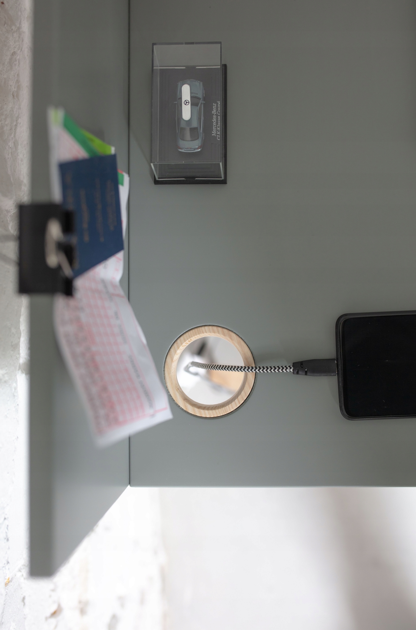 Małe biurko jesion biały blat 65x50 z szufladą Kolor frontów biały