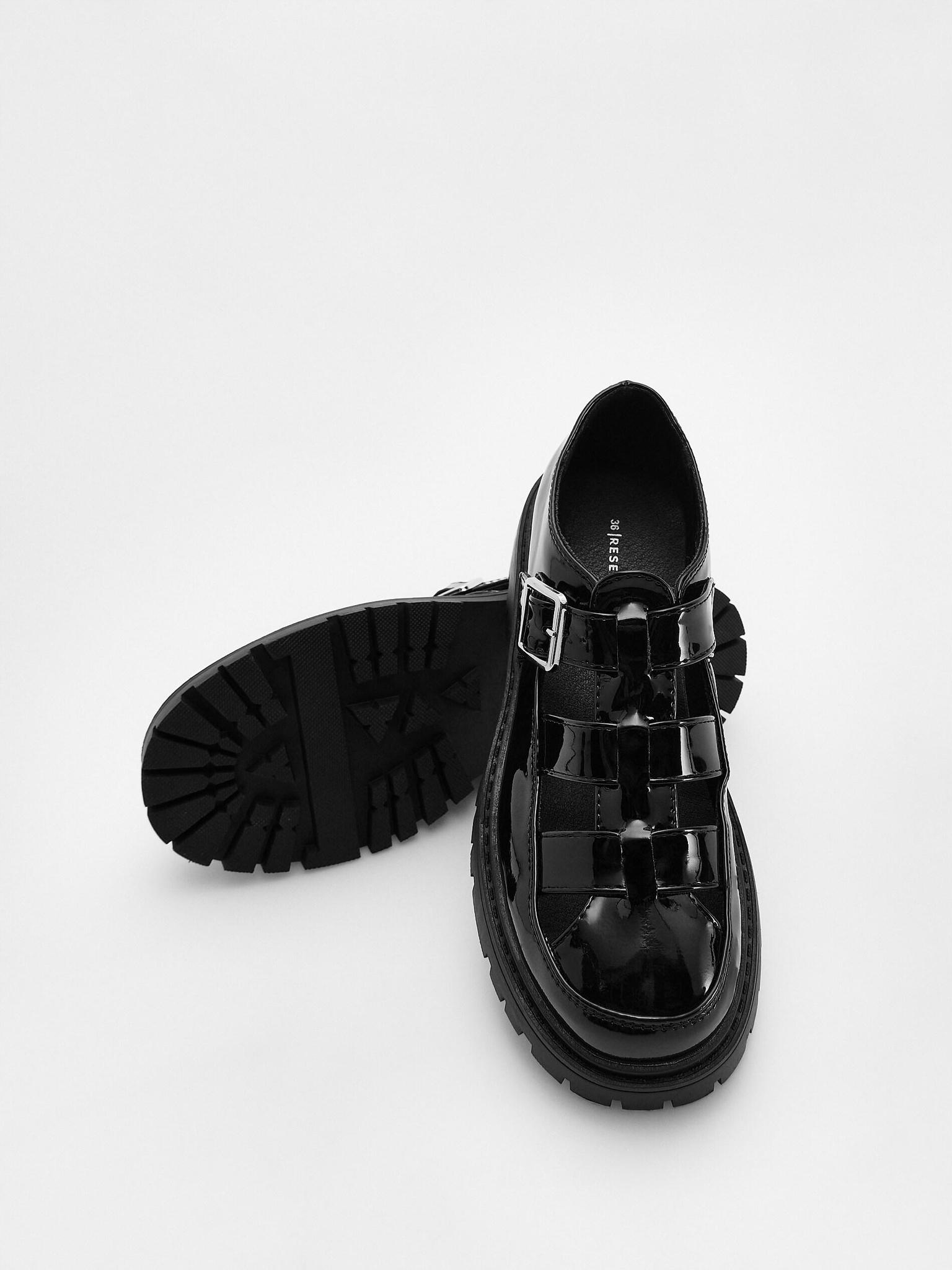 CZARNE KLASYCZNE LAKIEROWANE BUTY LOAFERSY ZAPINANE SPRZĄCZKA PASKI 37 Rodzaj zapięcia Wsuwane