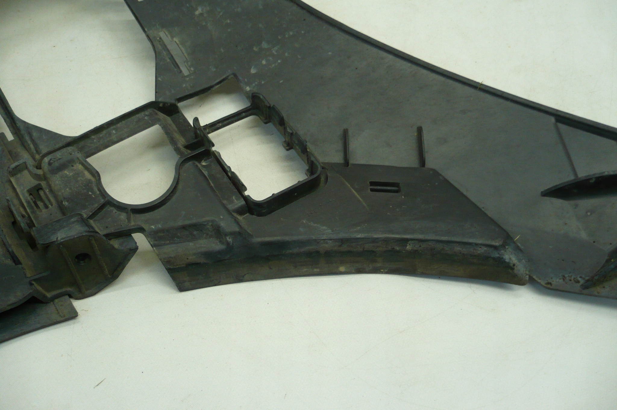 MERCEDES C-KLASA W206 AMG 21- holder bumper bracket right front