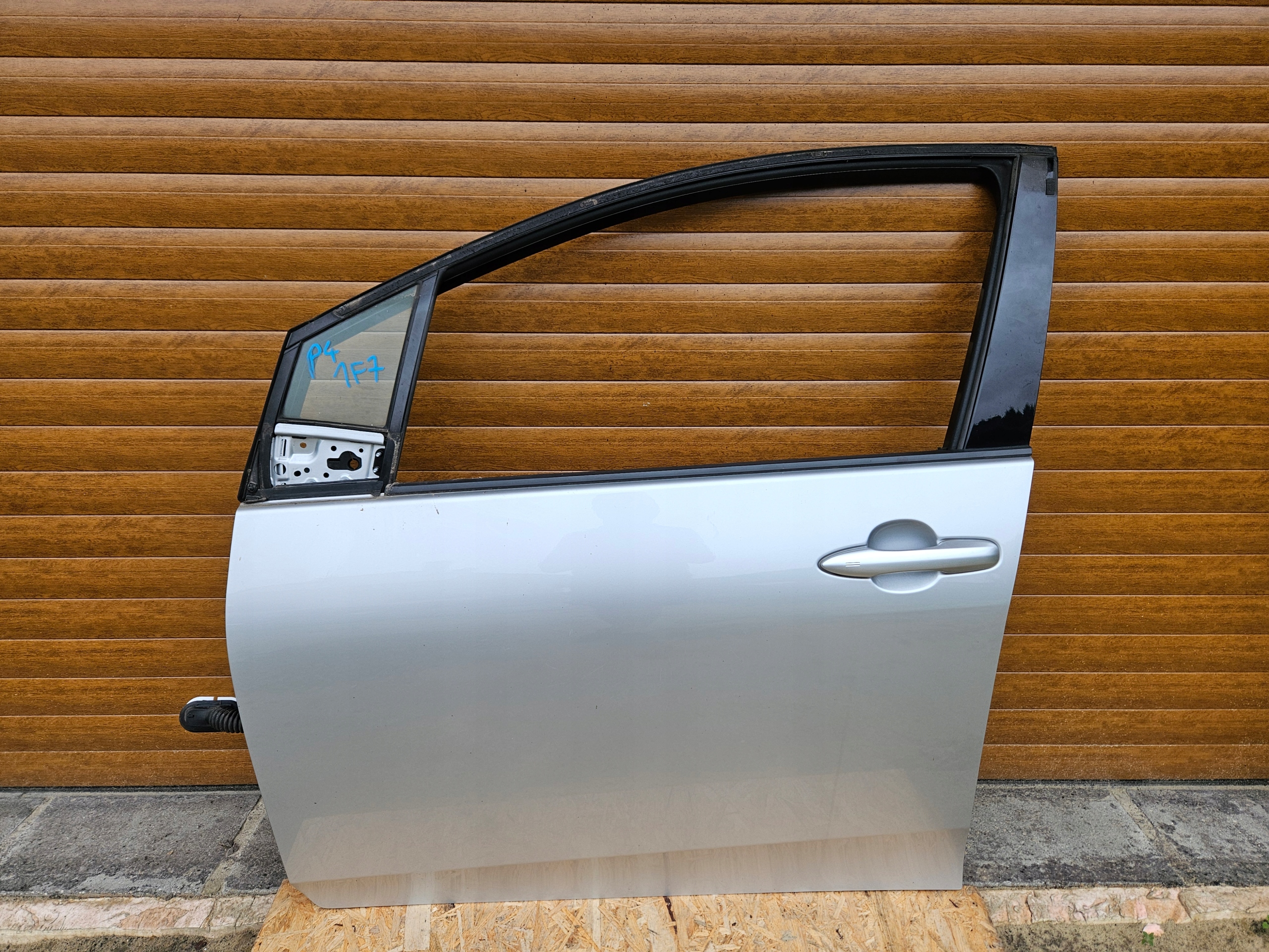 TOYOTA PRIUS IV 16- DRZWI LEWE PRZEDNIE PRZÓD 1F7