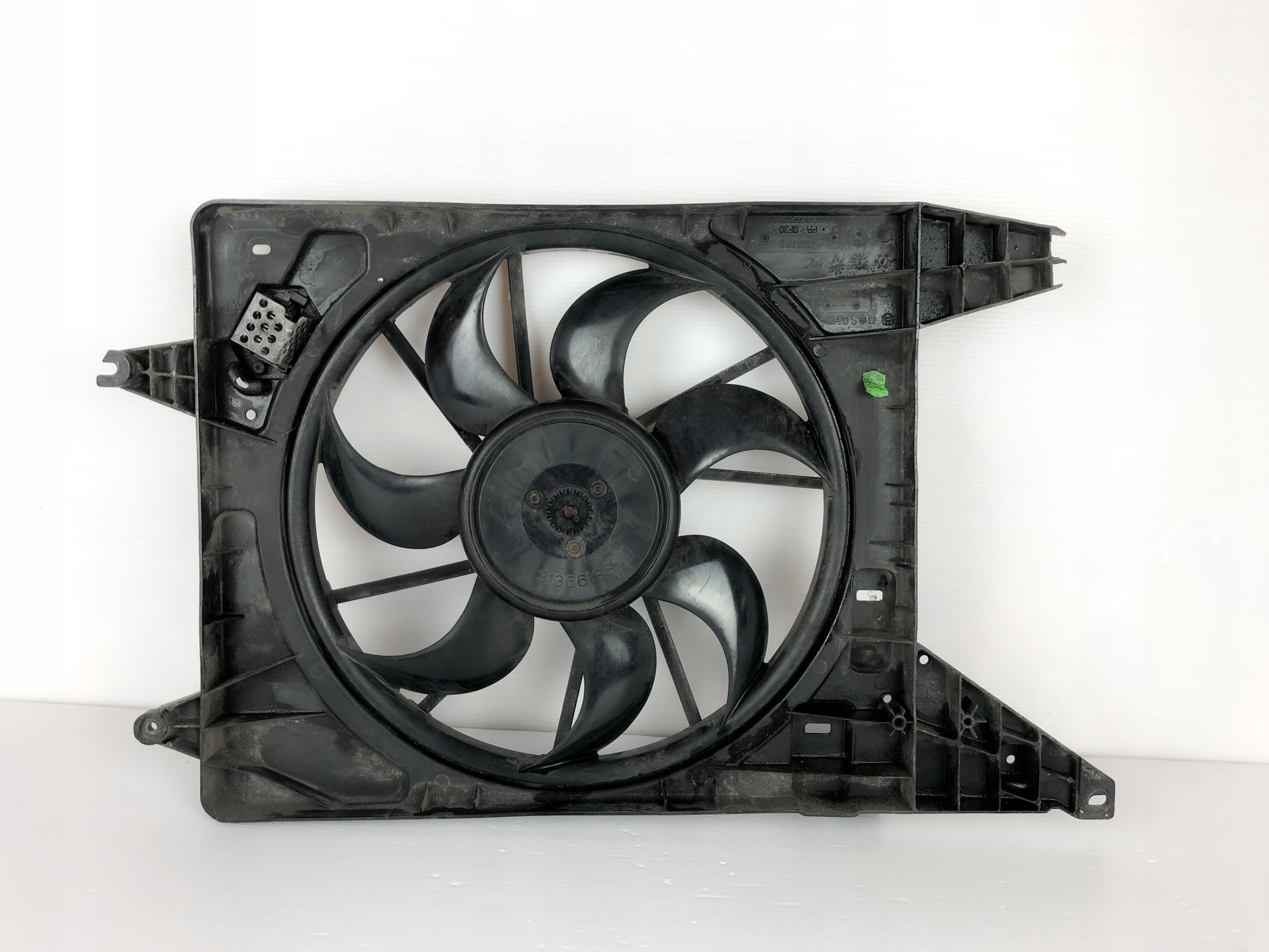 8200765566 - КОРПУС ВЕНТИЛЯТОРА РАДИАТОРА DACIA SANDERO LOGAN