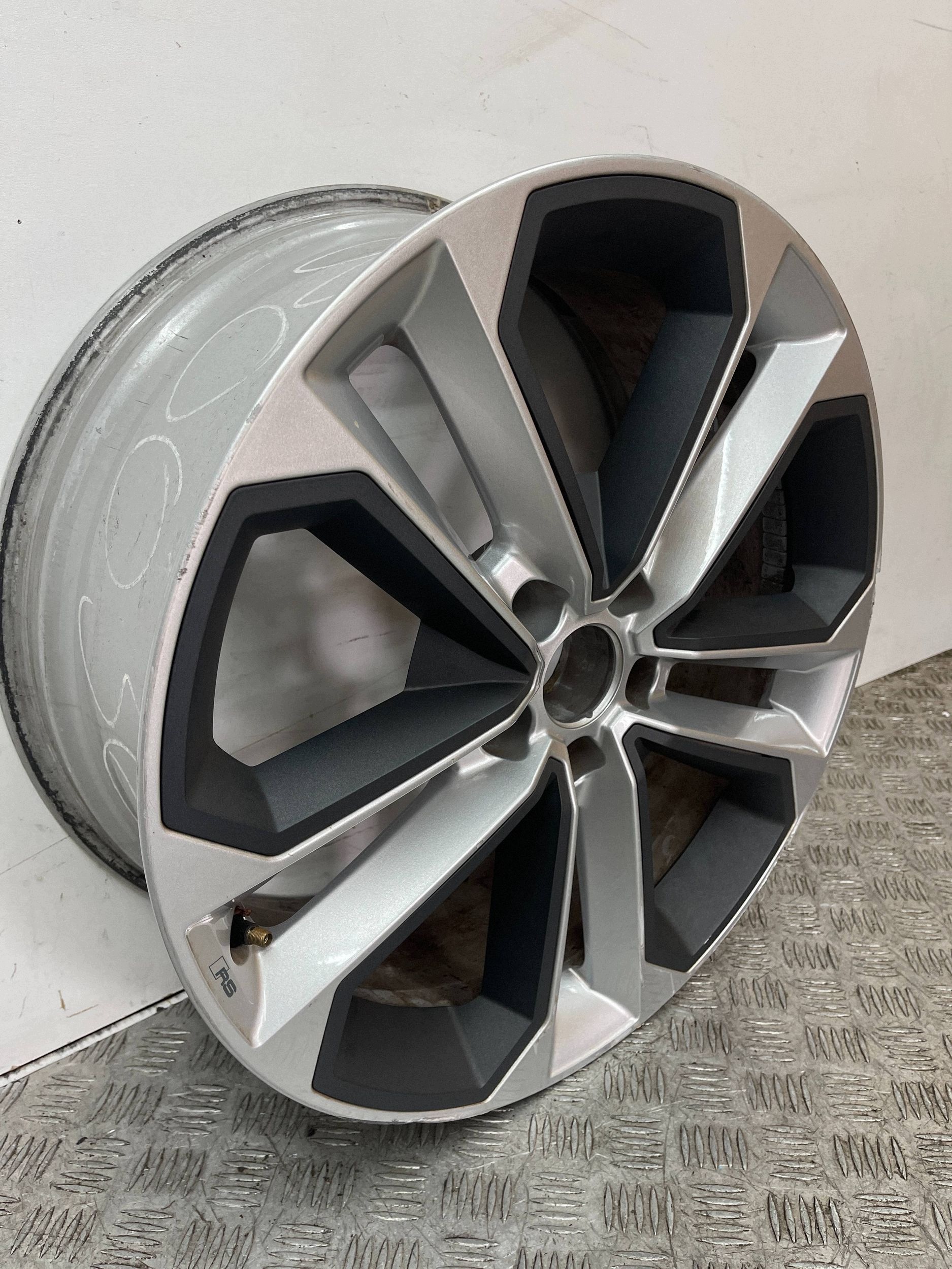 disk hliníkový AUDI A4 S4 B9 8W9601025R 8J X 19 ET32
