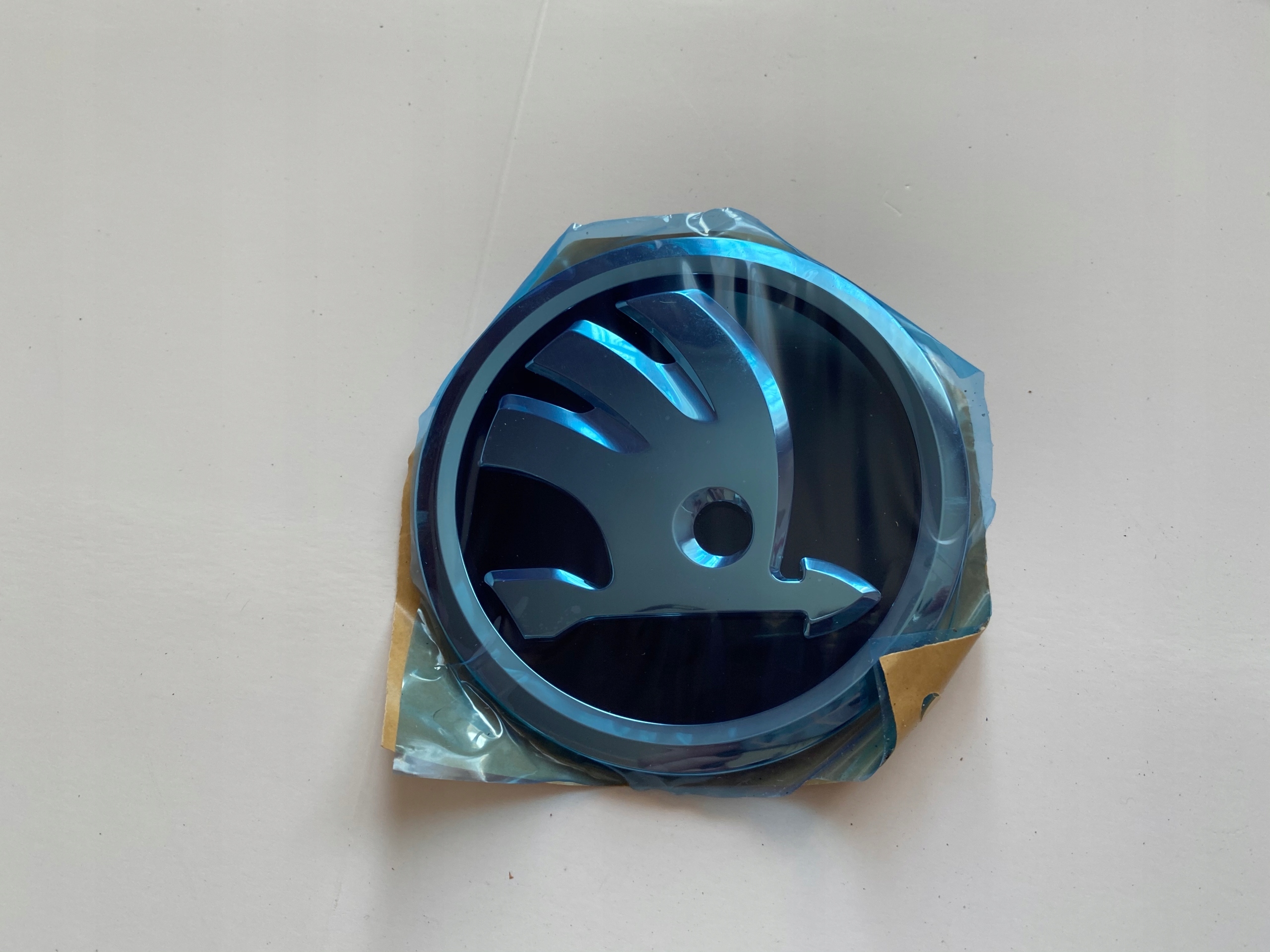 ZNACZEK EMBLEMAT KLAPY 565853621A SKODA KAROQ Marka Skoda