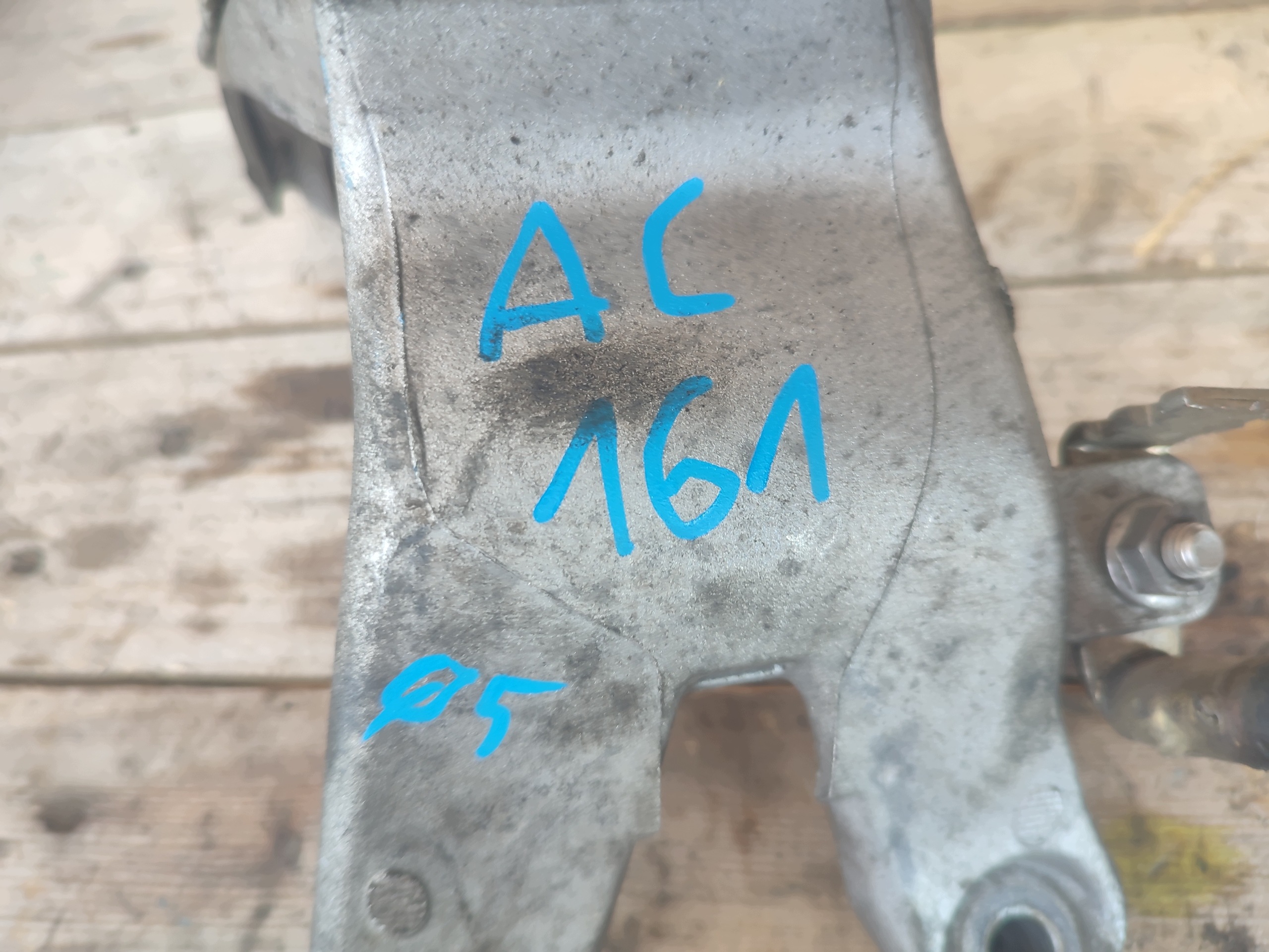 console engine supporting mount Audi Q5 8R