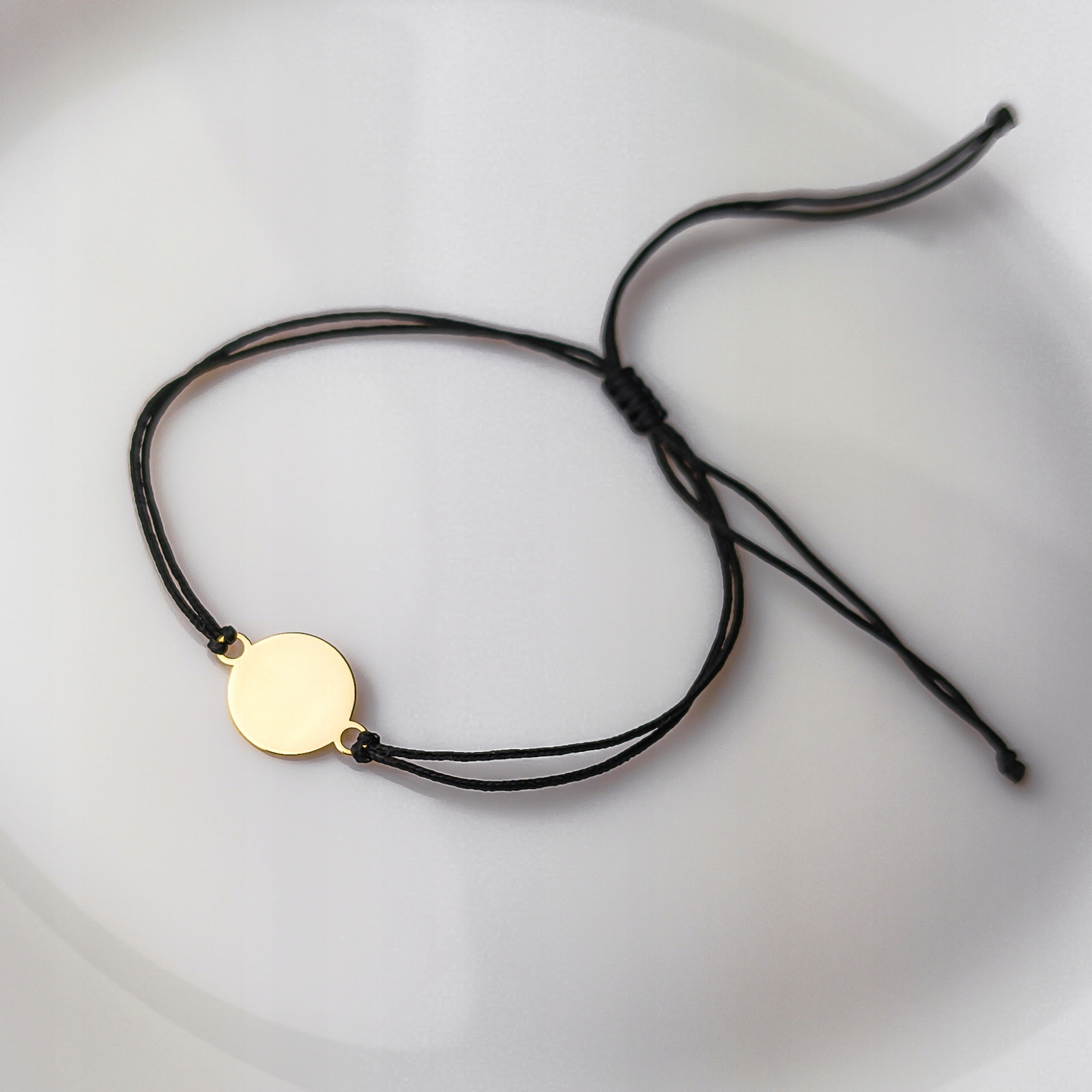 Zlatý náramek na černém provázku s kroužkem pr. 585