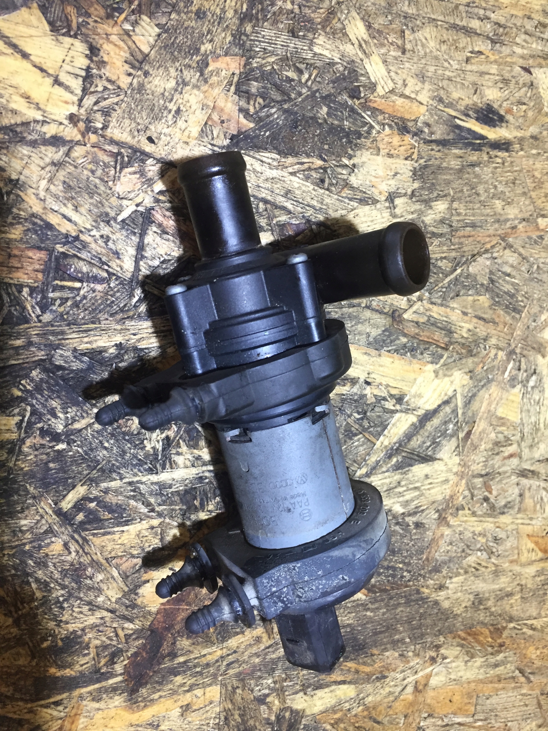 AUDI Q7 3.6 FSI dodatková pumpa vody 3D0965561D