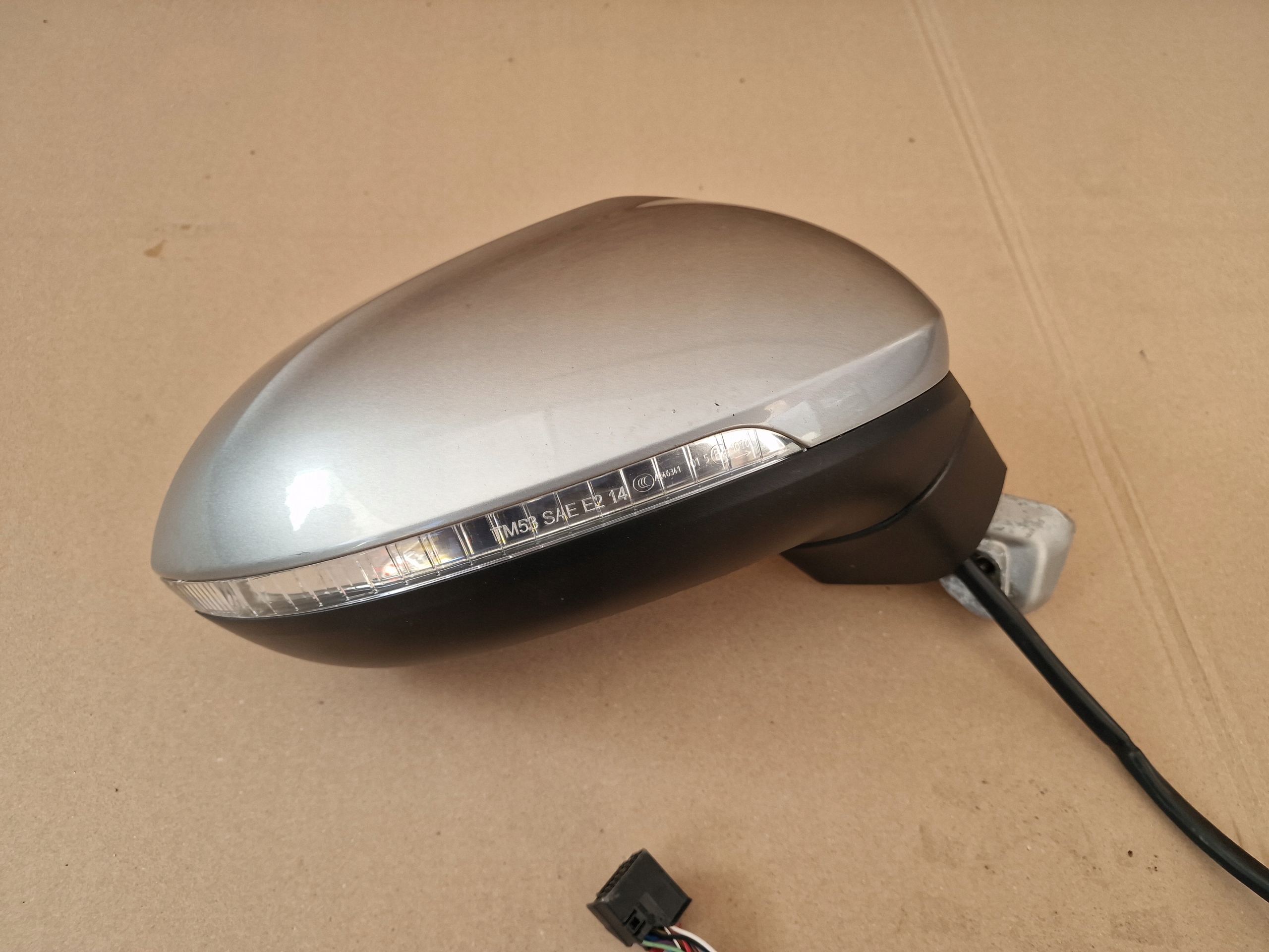 VW PASSAT B8 LUSTERKO PRAWE 9 PIN LB7W