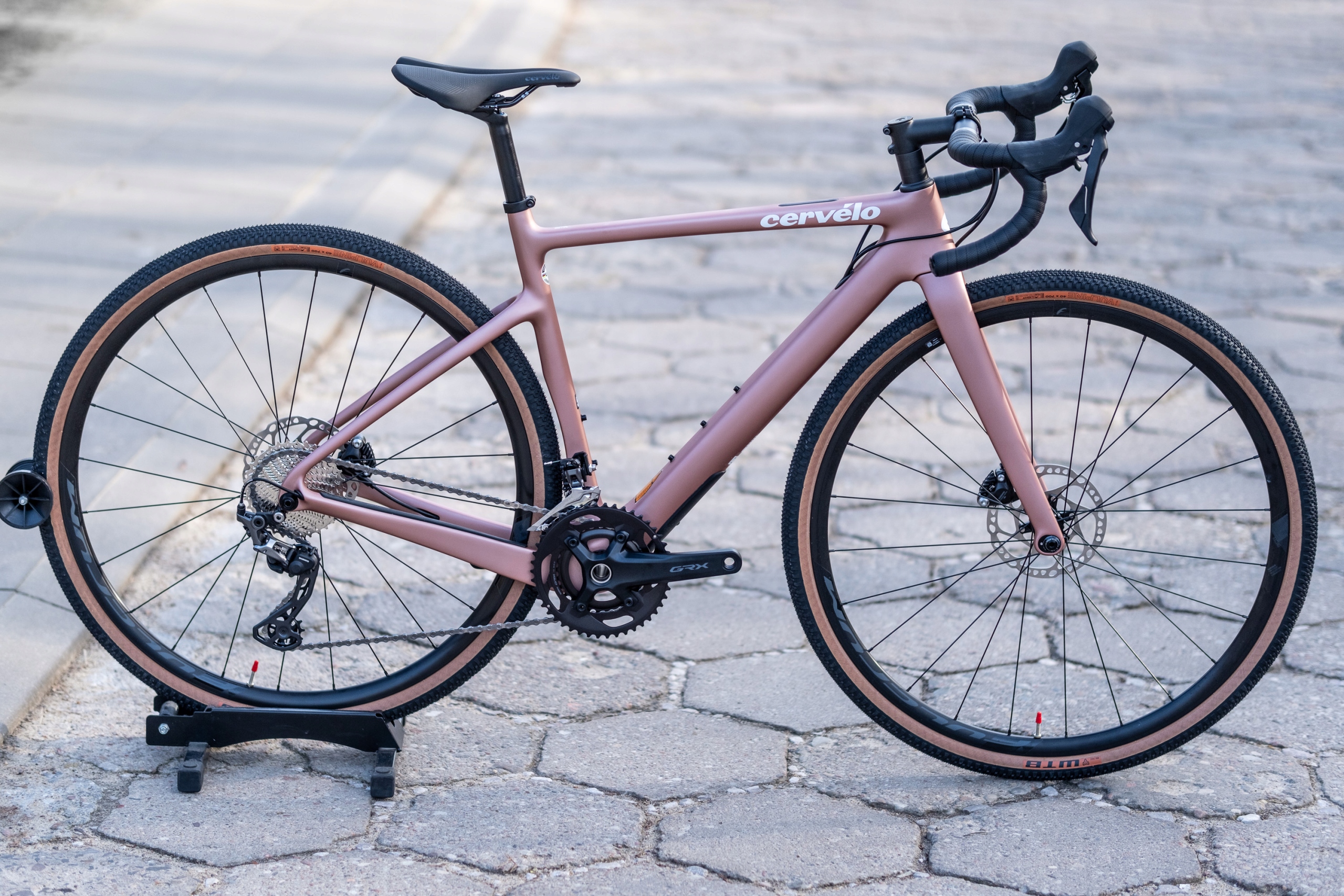 ROWER GRAVEL CERVELO ASPERO SRAM APEX 1 ROSE CHAMPAGNE 54 Płeć nie dotyczy