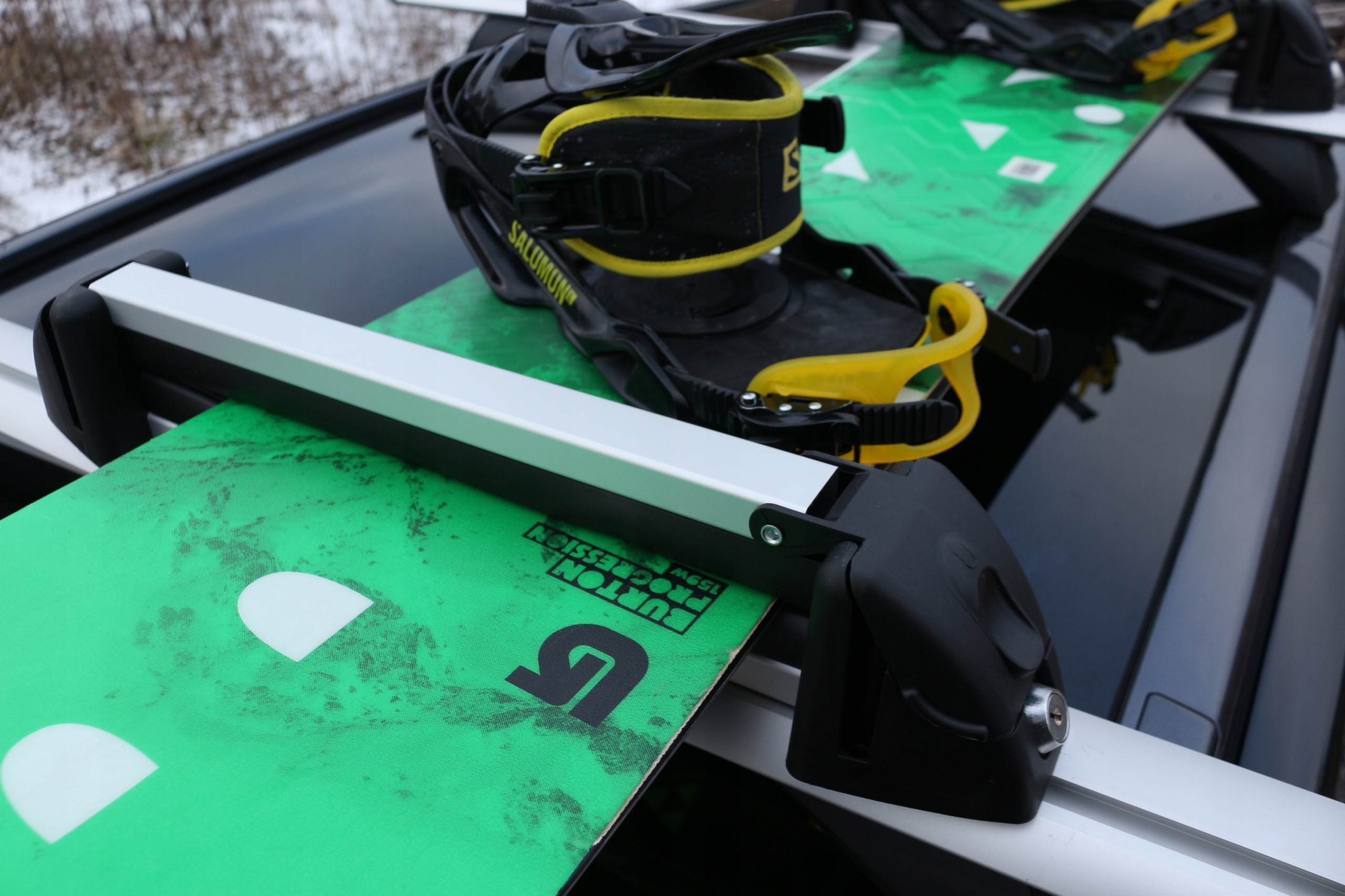 Bagażnik uchwyt na 4 narty 2 deski ALU Menabo Montaż uchwytów do belek owalnych do belek prostokątnych