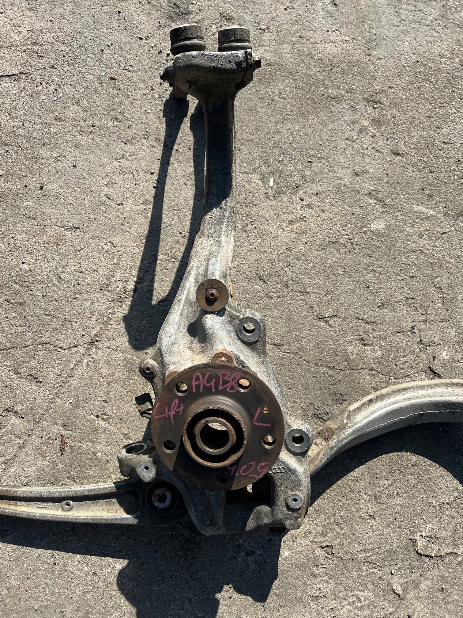 AUDI otoč levá přední levý předek ramene 4G0407241C 8K0407257ABS