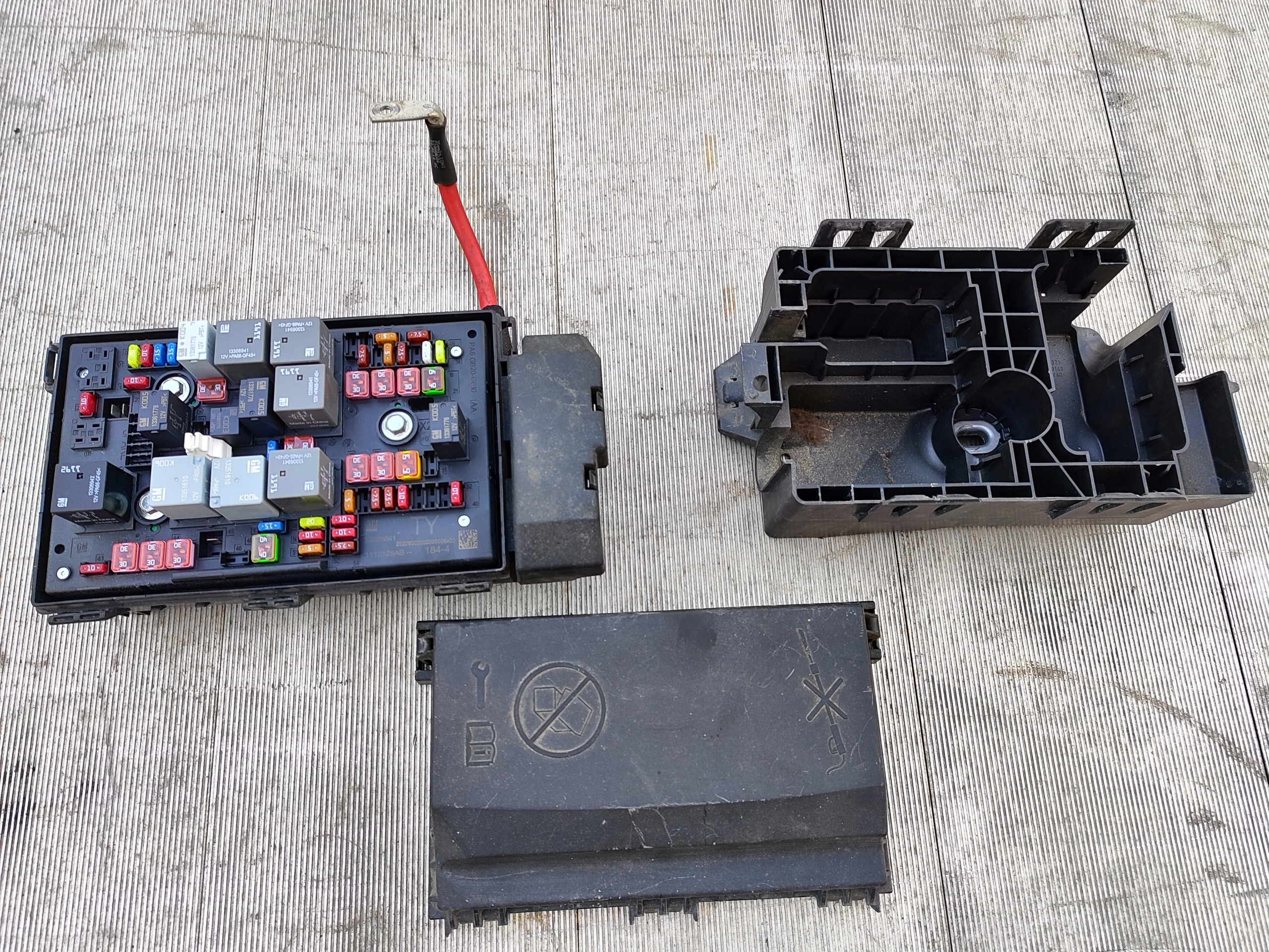 OPEL ASTRA J SKRZYNKA BEZPIECZNIKÓW 13368641