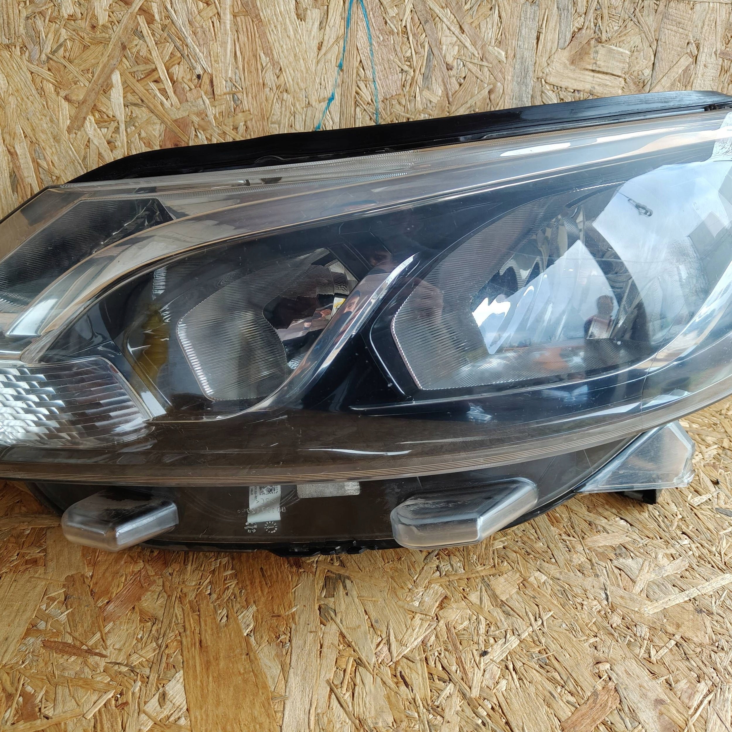 Reflektor předek strana levá Toyota Proace