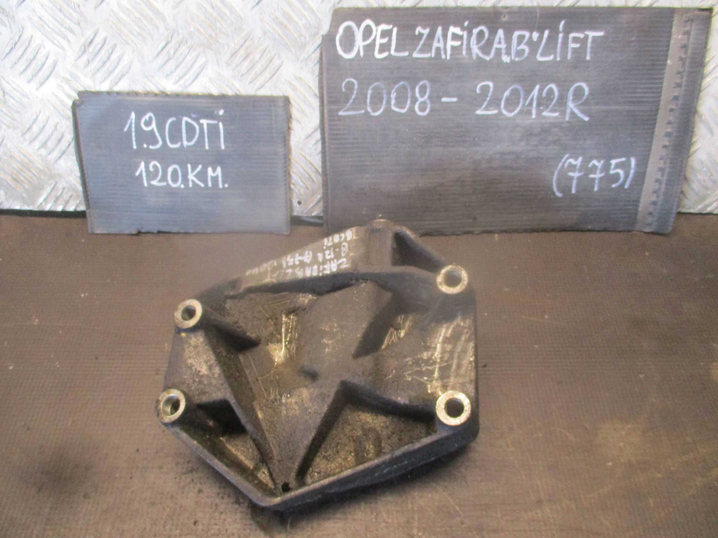 2006 Opel Zafira B Łapa sprężarki klimatyzacji 55191339