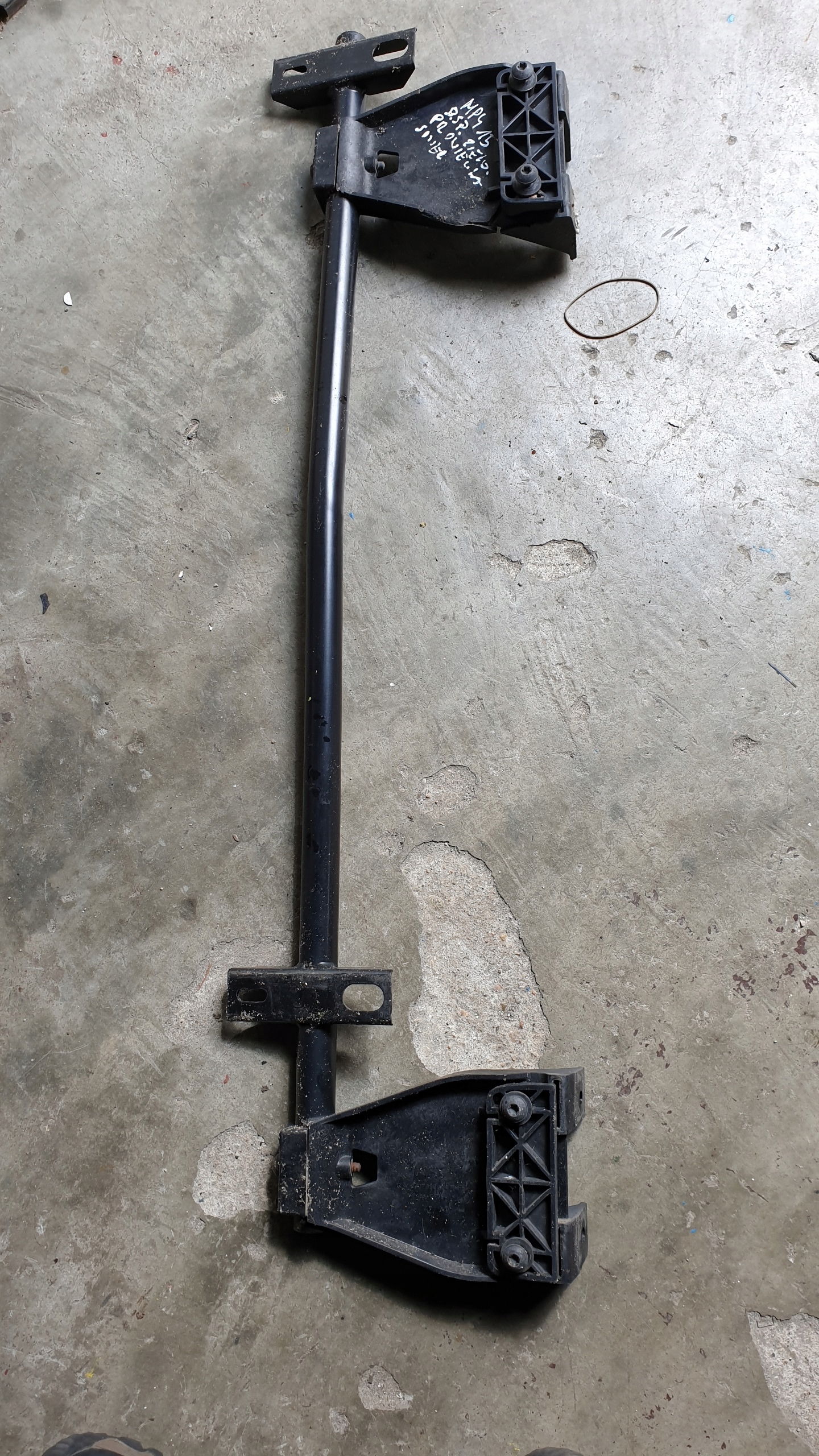 ACTROS MP4 КРЕПЛЕНИЕ ОБТЕКАТЕЛЯ СПОЙЛЕРА КАБИНЫ