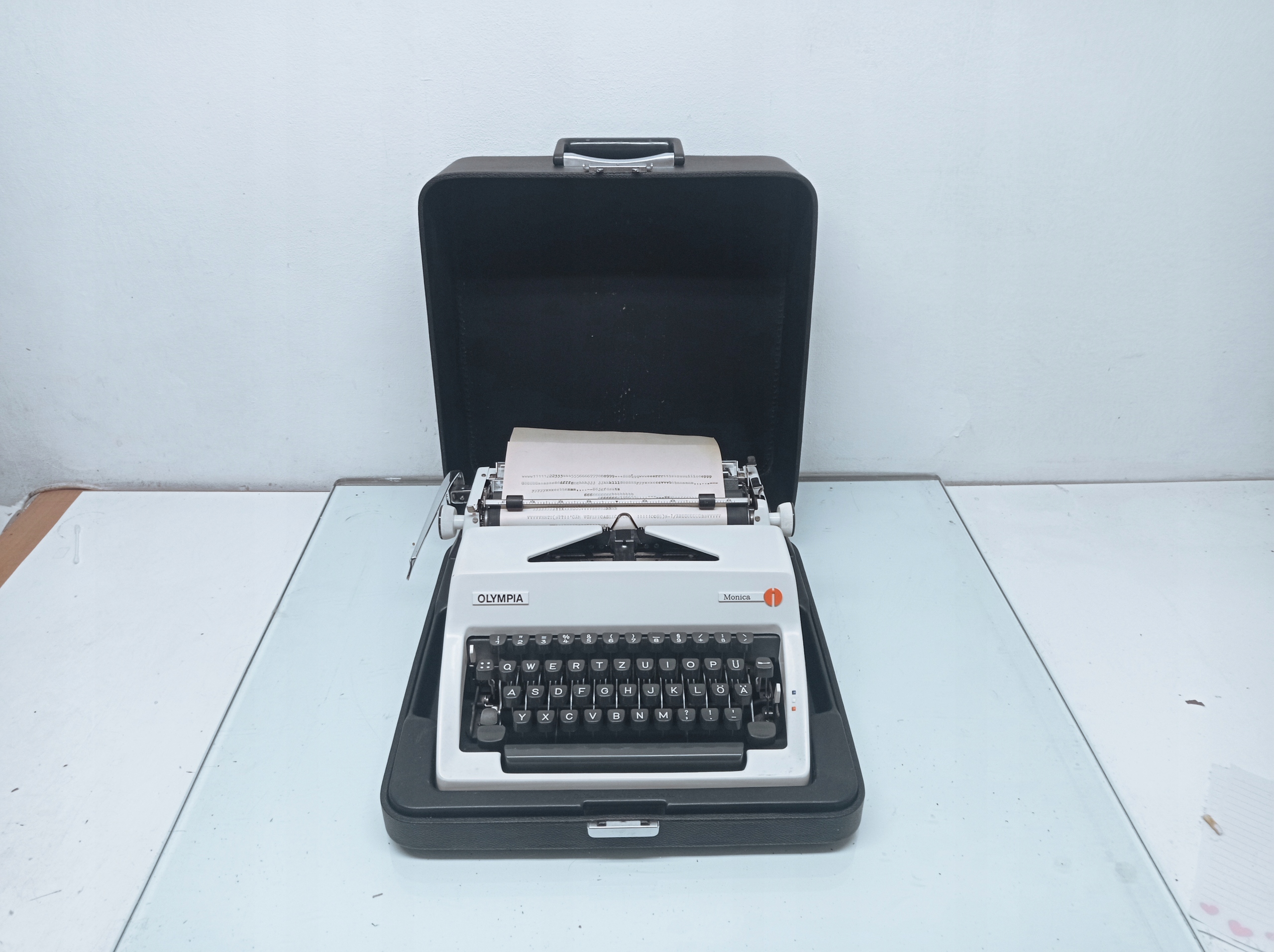 ŚLICZNA MASZYNA DO PISANIA - OLYMPIA MONICA - WALIZKA