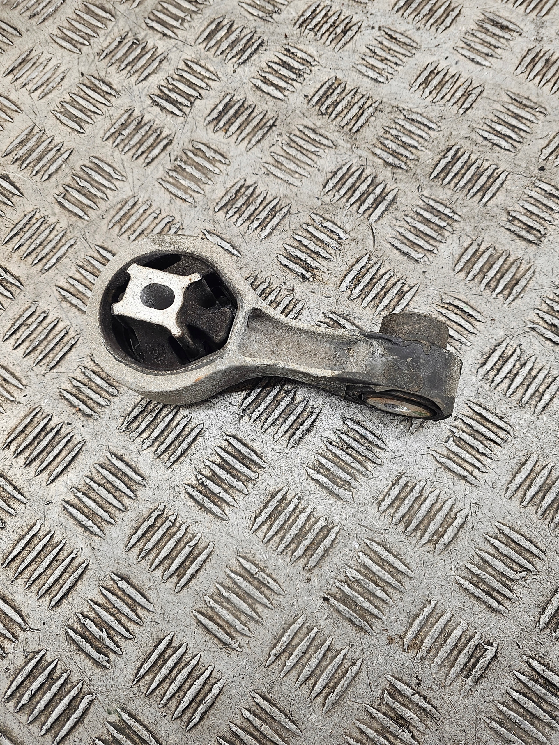 RENAULT TRAFIC III engine mount 93853920