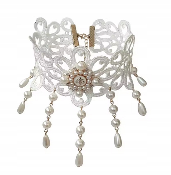 Krajkový bílý choker s perličkami a krystaly, elegantní šperk