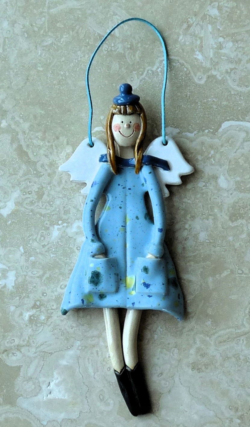 Keramická figurka Anděl modrý Dívka v čepici šála Dárek 22 cm