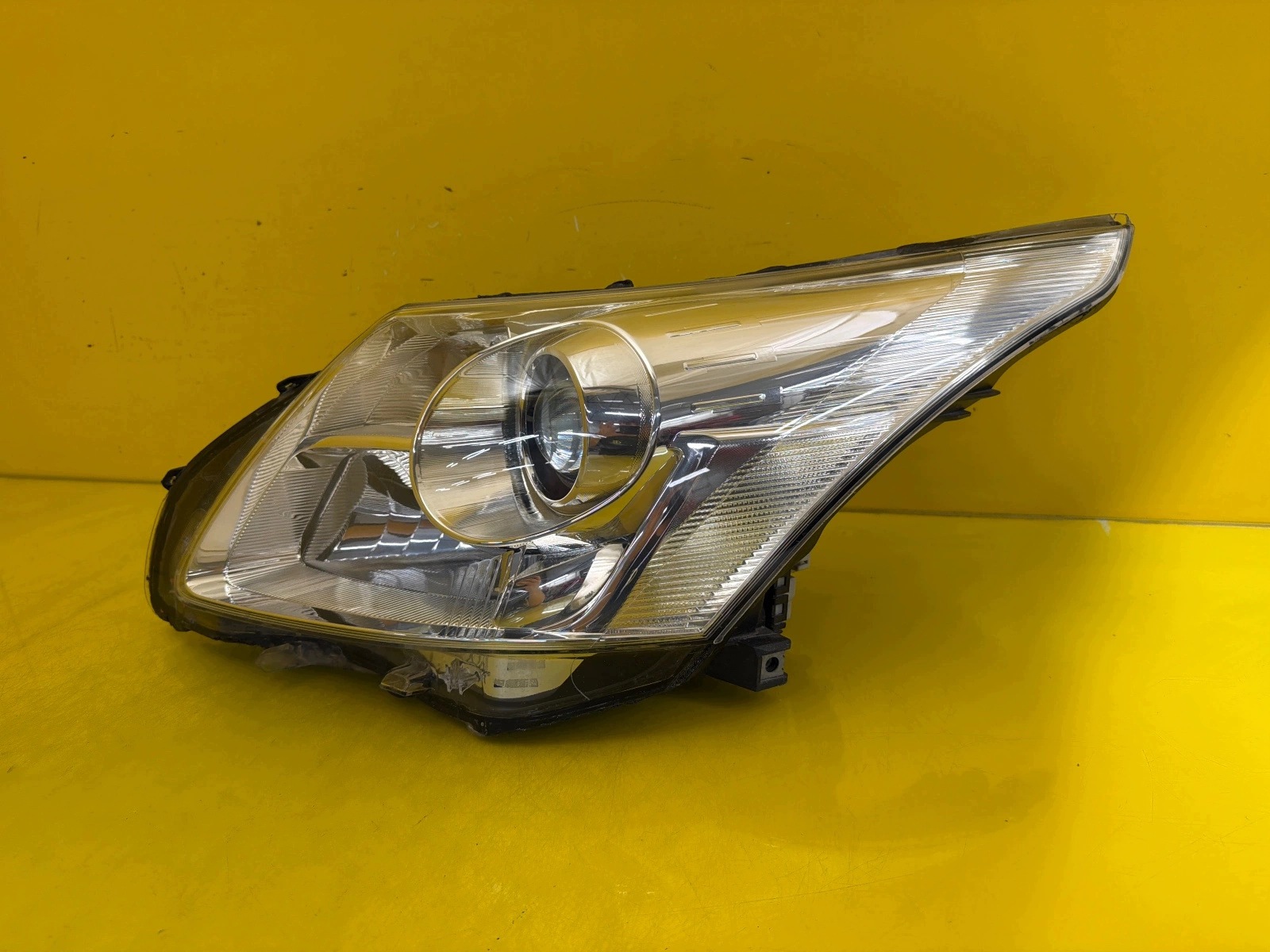 light left front Toyota Avensis T27 2009-2012 Zwykla