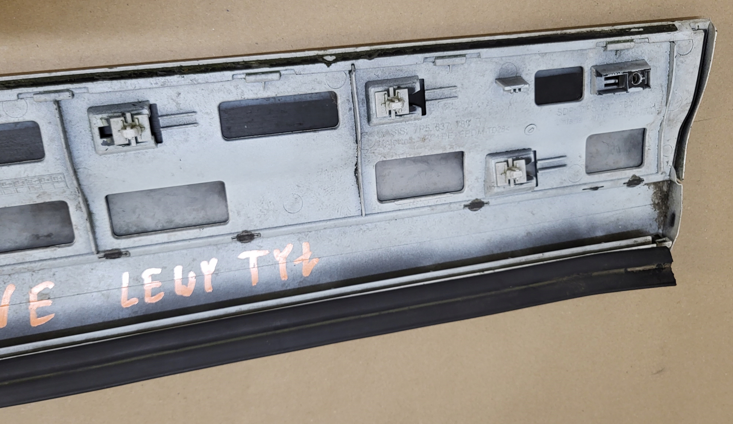 moulding exterior Z door left front cap PORSCHE CAYENNE II OE