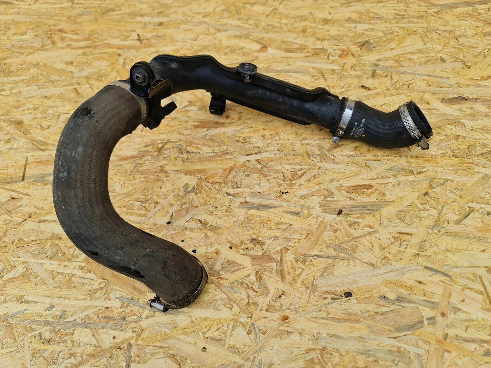 7N 2.0 - ТРУБА ІНТЕРКУЛЕРА VW SKODA AUDI 1K0145770AE