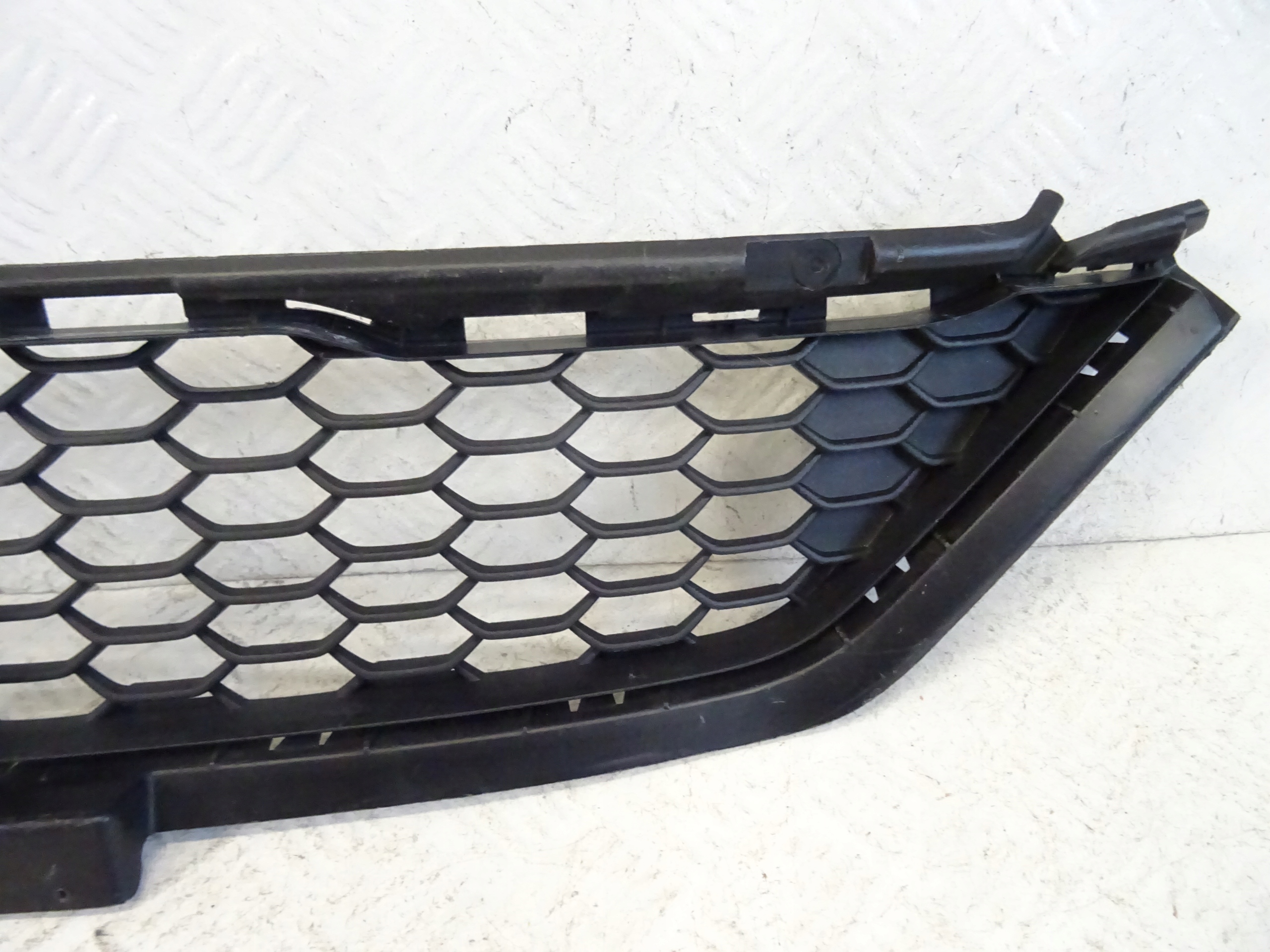 grid of a bumper front front central MG ZS LIFT P10628332