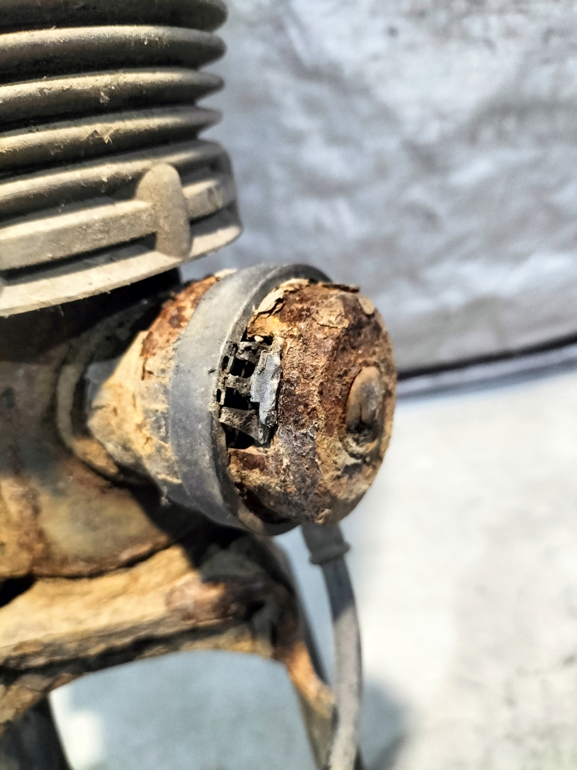 amortizer desni prednji dio porsche cayenne i