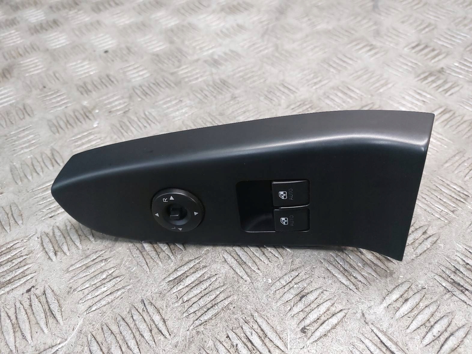 window control switch left front KIA PROCEED and LIFT 93570-1H021